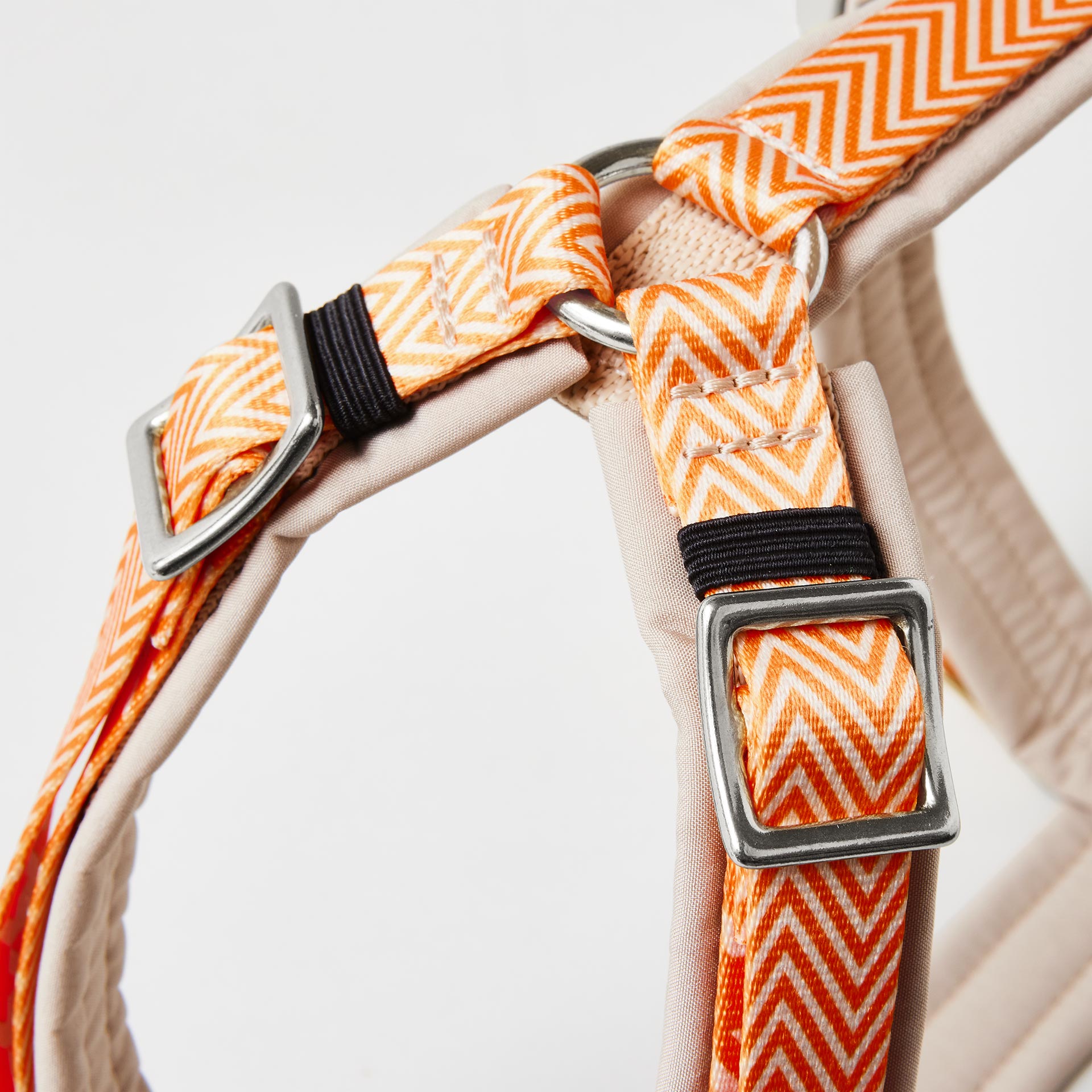 Detail verstellbares gepolstertes Hundegeschirr Tänzer mit silberfarbenem Gurtbandschieber zur Größenanpassung