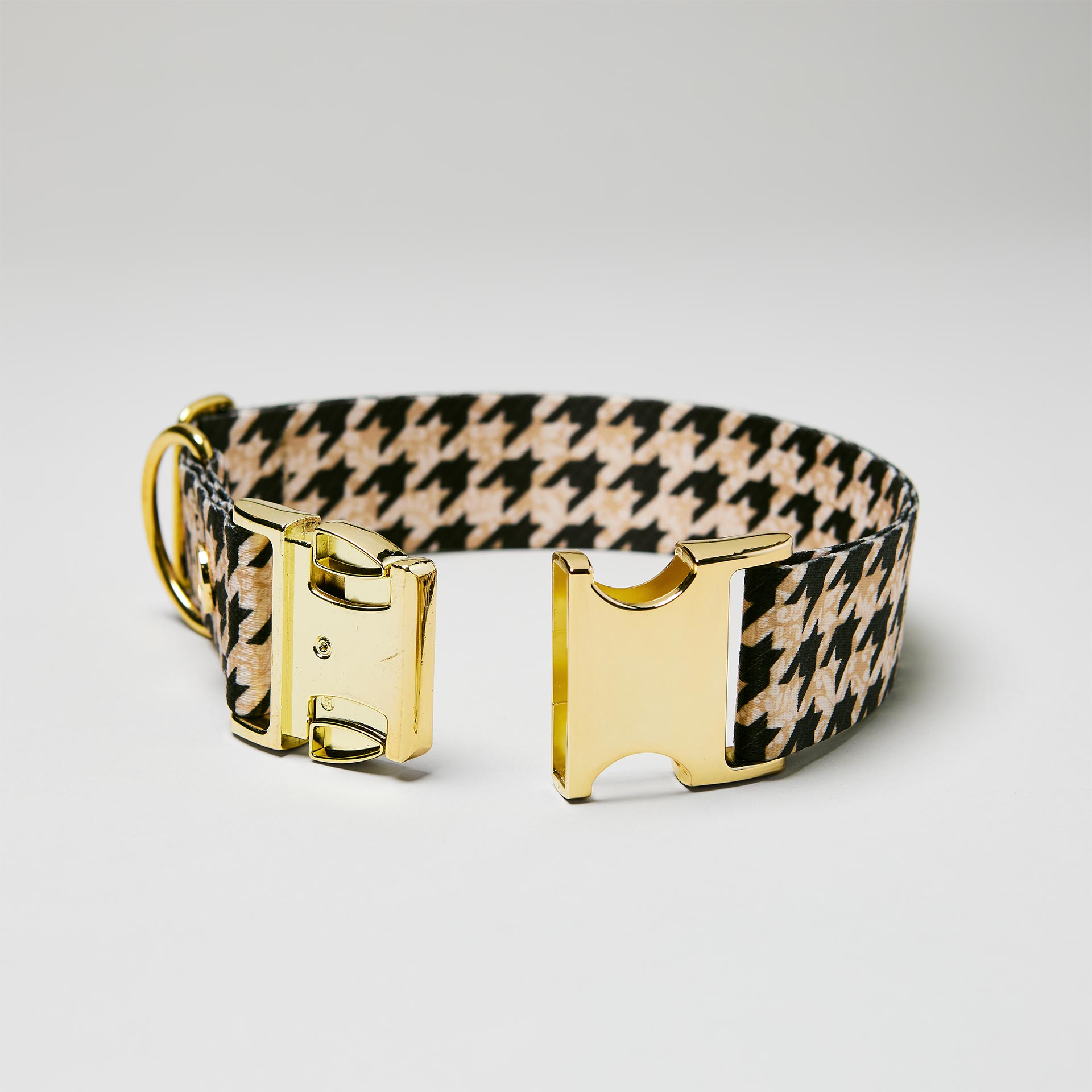 Detailaufnahme verstellbares Halsband Stadtgeflüster mit offener goldfarbener Steckschließe, Gurtband mit Hahnentritt Muster