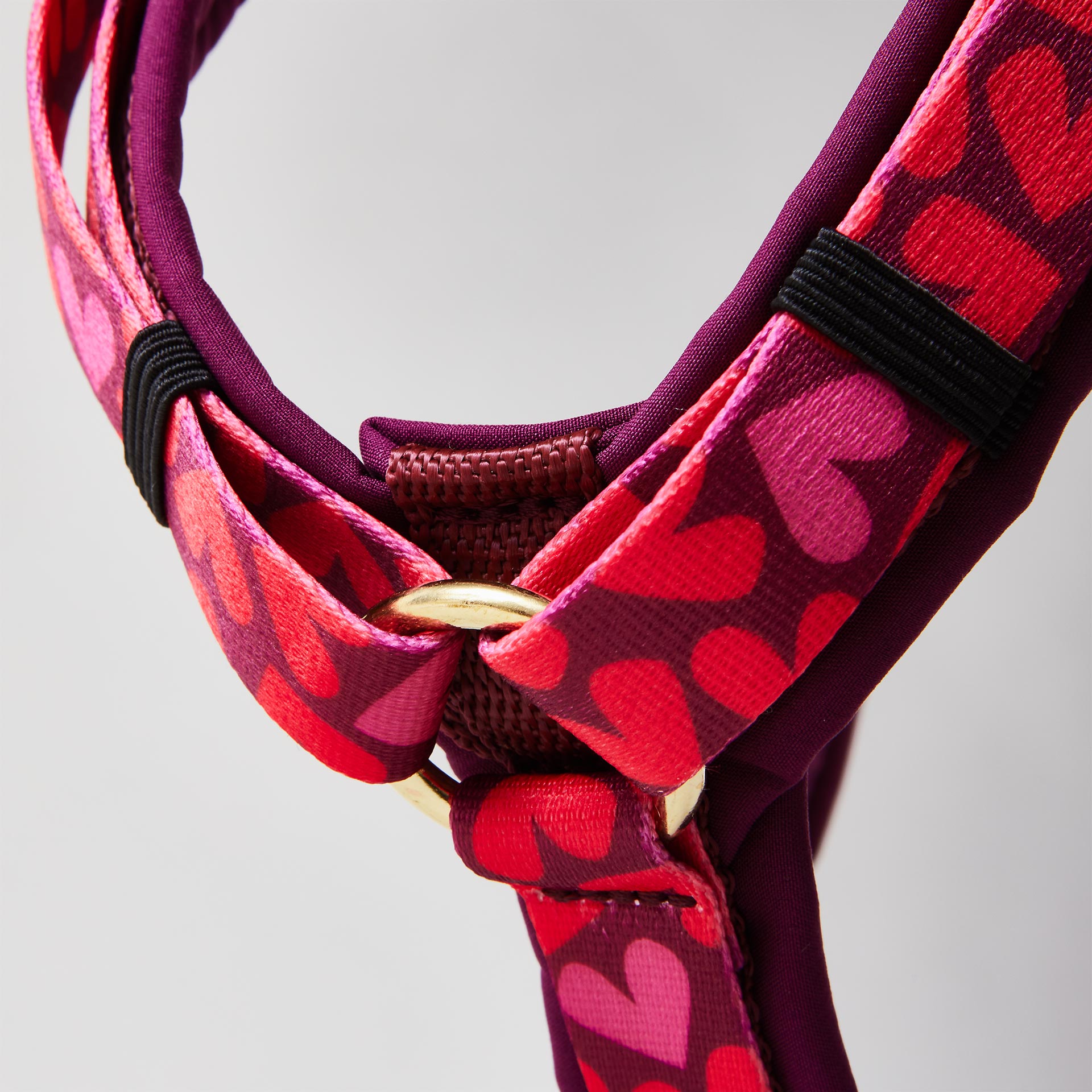 Detail gepolstertes Y-Brustgeschirr im Design Herzklopfen aus weinrotem Softshell