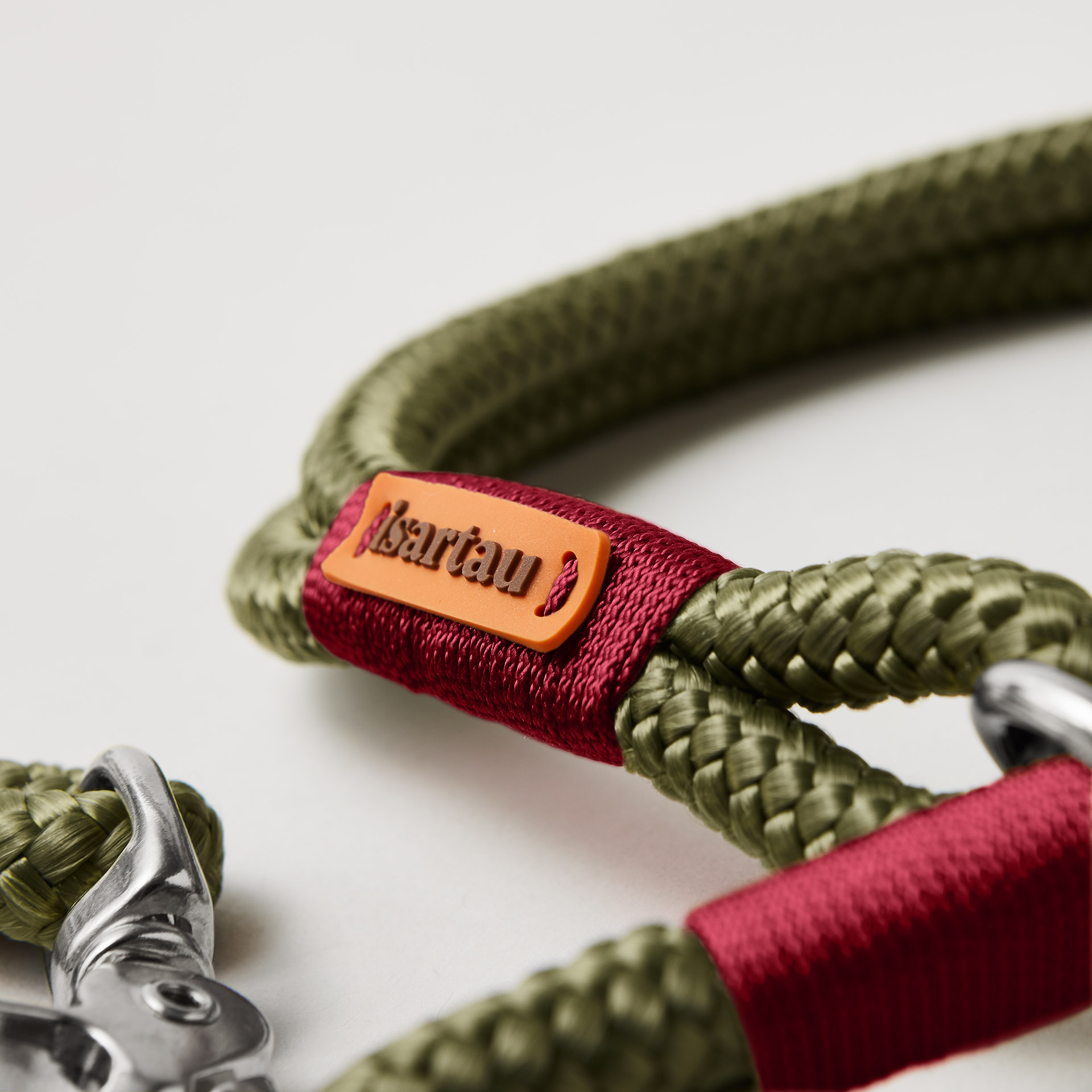 Detail Tauhalsband Zugstopp Olive Grove Burgunder mit silberfarbenen Beschlägen, olivfarbenes Softtau mit burgunderfarbener Takelung