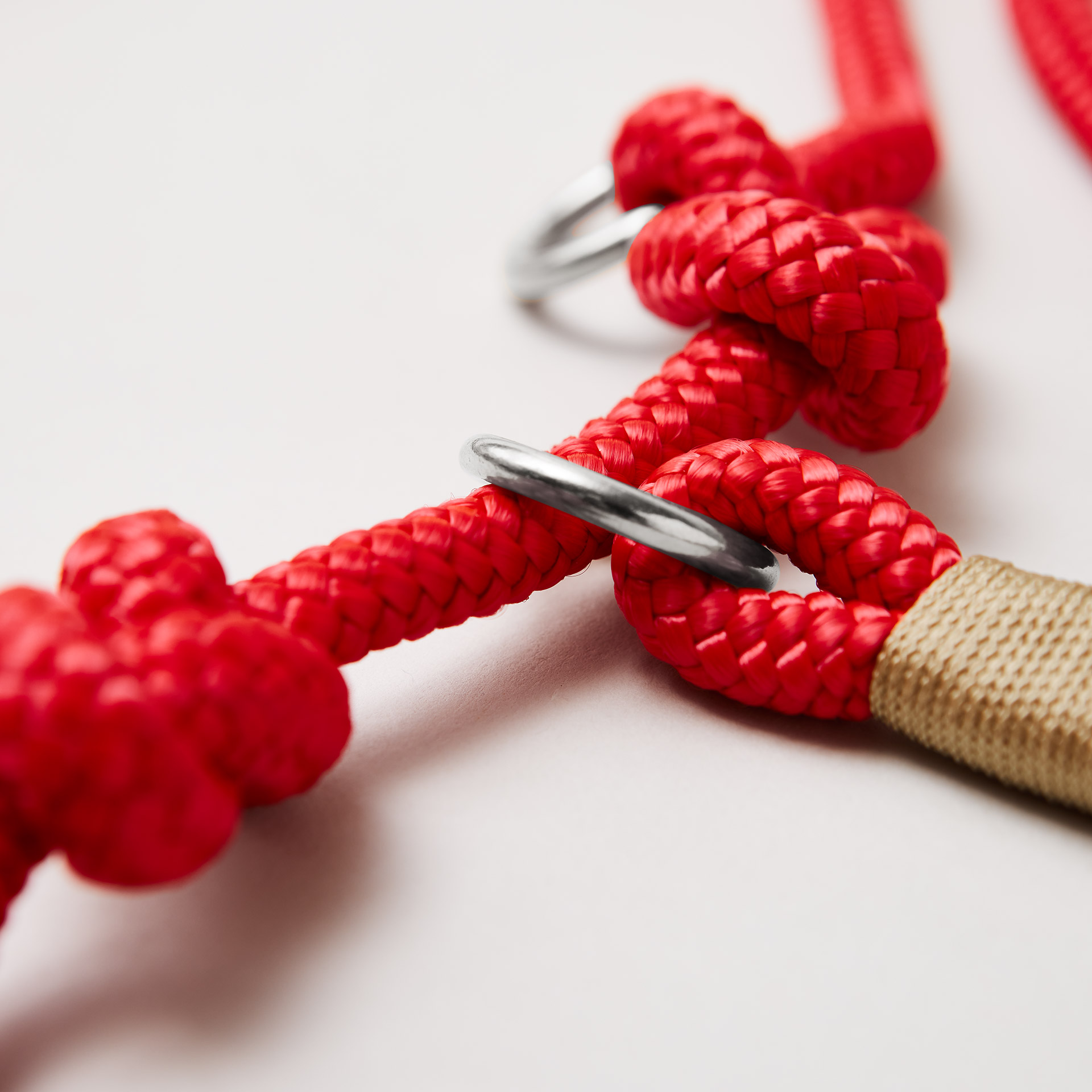 Detail Retrieverleine Red Fairy GOLD mit verstellbaren Knoten für Hals- und Kopfumfang, silberne Karabiner, rotes Tau mit goldener Takelung