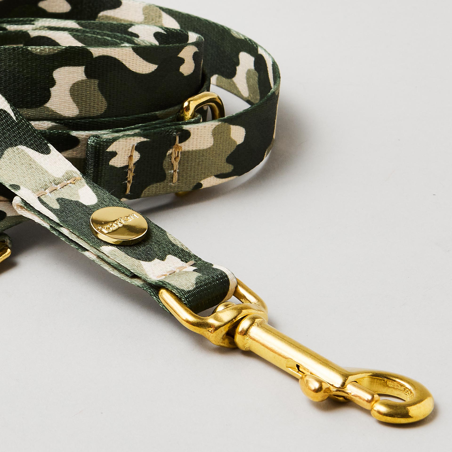 Detail verstellbare Hundeleine „Entdecker“, 20 mm breites Gurtband mit Camouflage-Muster, goldfarbene Messingkarabiner.