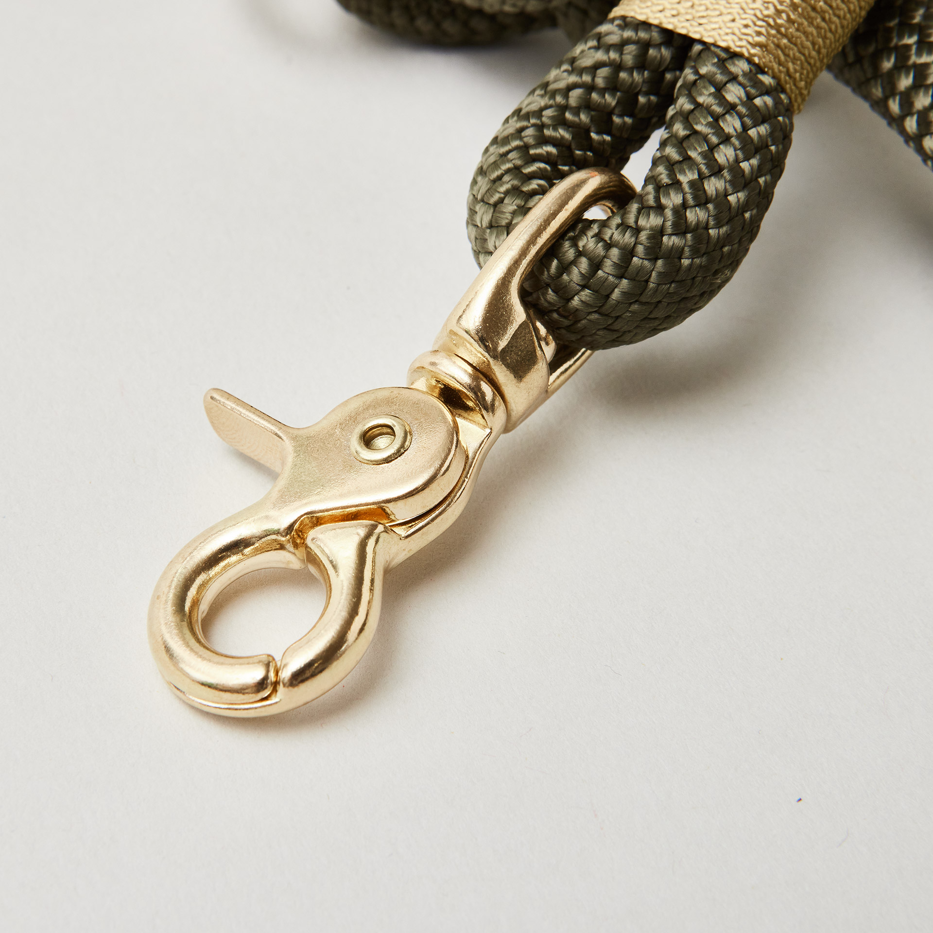 Detail Hundeleine Olive Grove Gold, olivgrünes Kletterseil mit goldfarbener Takelung, Fokus auf goldenen Scherenkarabiner und Tau