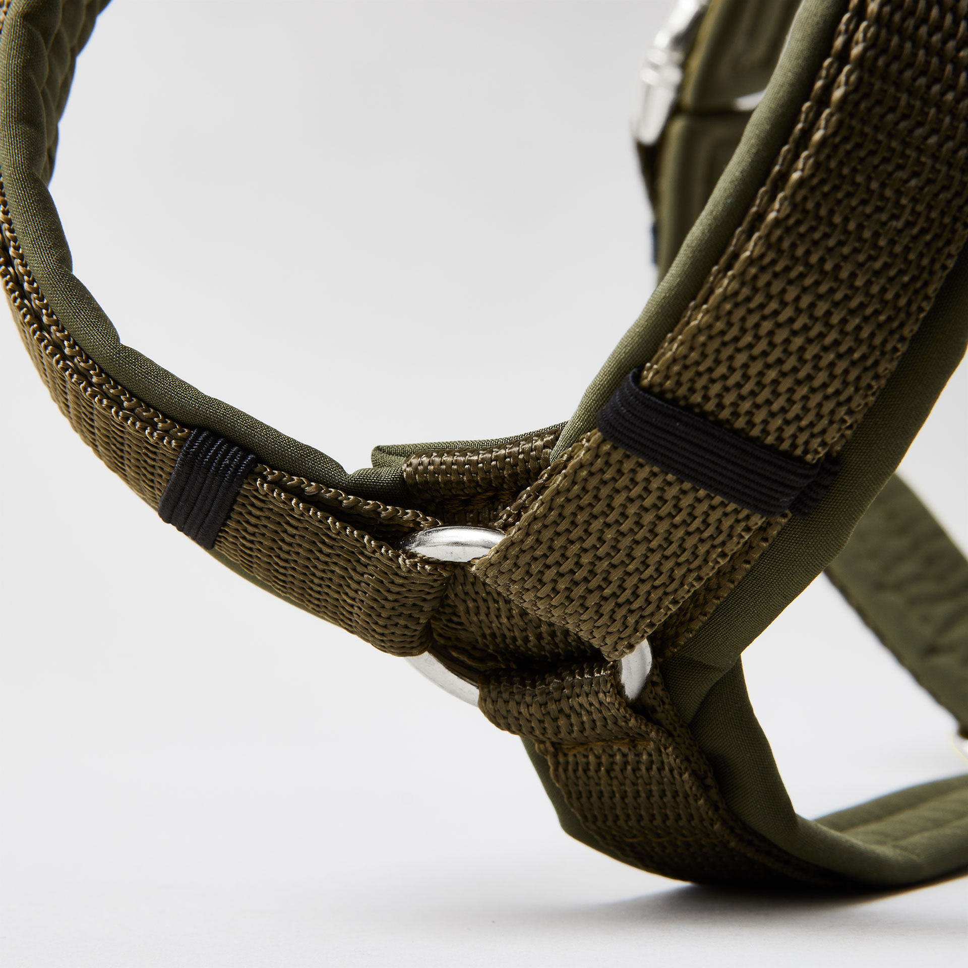 Gepolstertes olivfarbenes Hundegeschirr in Y-Form in Oliv mit silberfarbenen Beschlägen