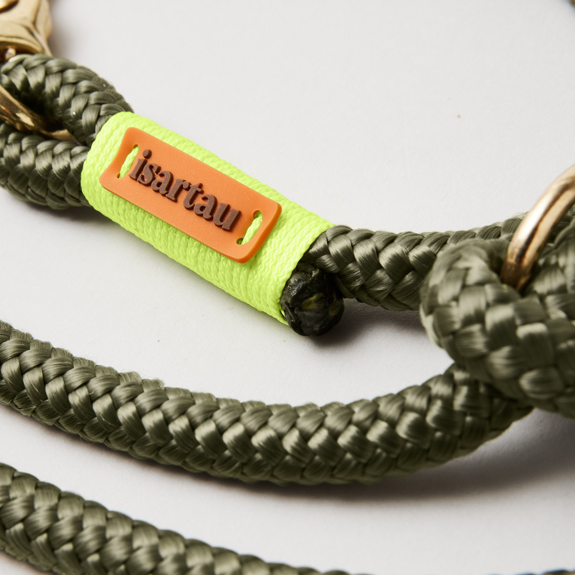 isartau-Logo auf olivgrünem Softtau und neongelber Takelung