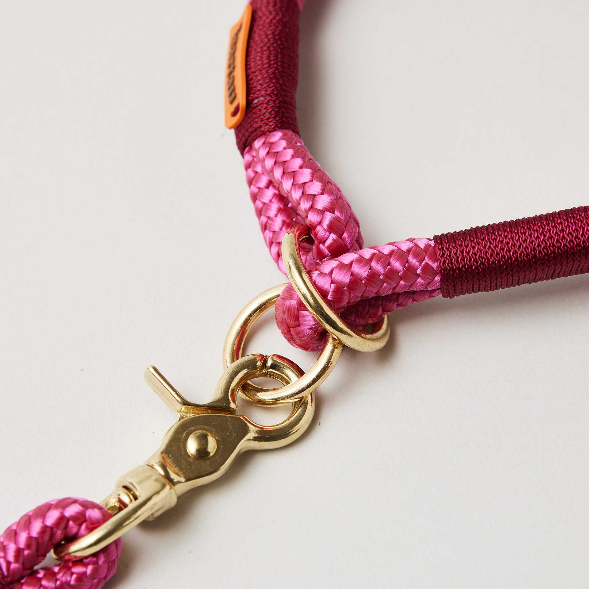Detail Zugstopp Halsband mit Tauleine Viva Magenta Burgunder, Fokus auf Messingringe und Karabiner