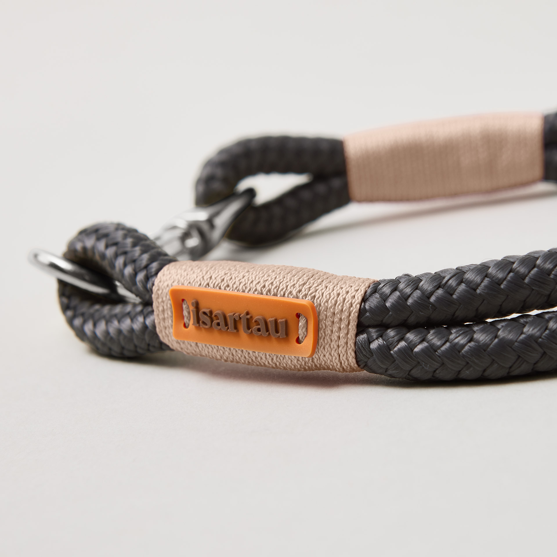 Detail silberfarbener Ring und Karabiner am Modell Feste Halsung, Farbe Heavens Rock, dunkelgraues Tau mit beiger Takelung