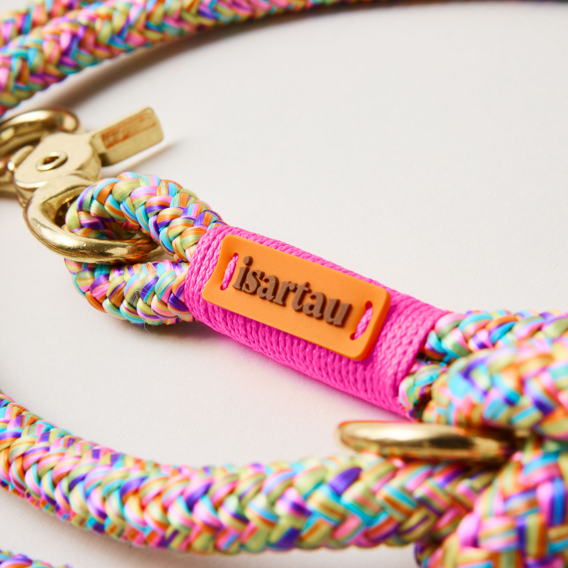 Detail isartau-Logo, feine Gravur auf buntem Tau und neonpinker Takelung