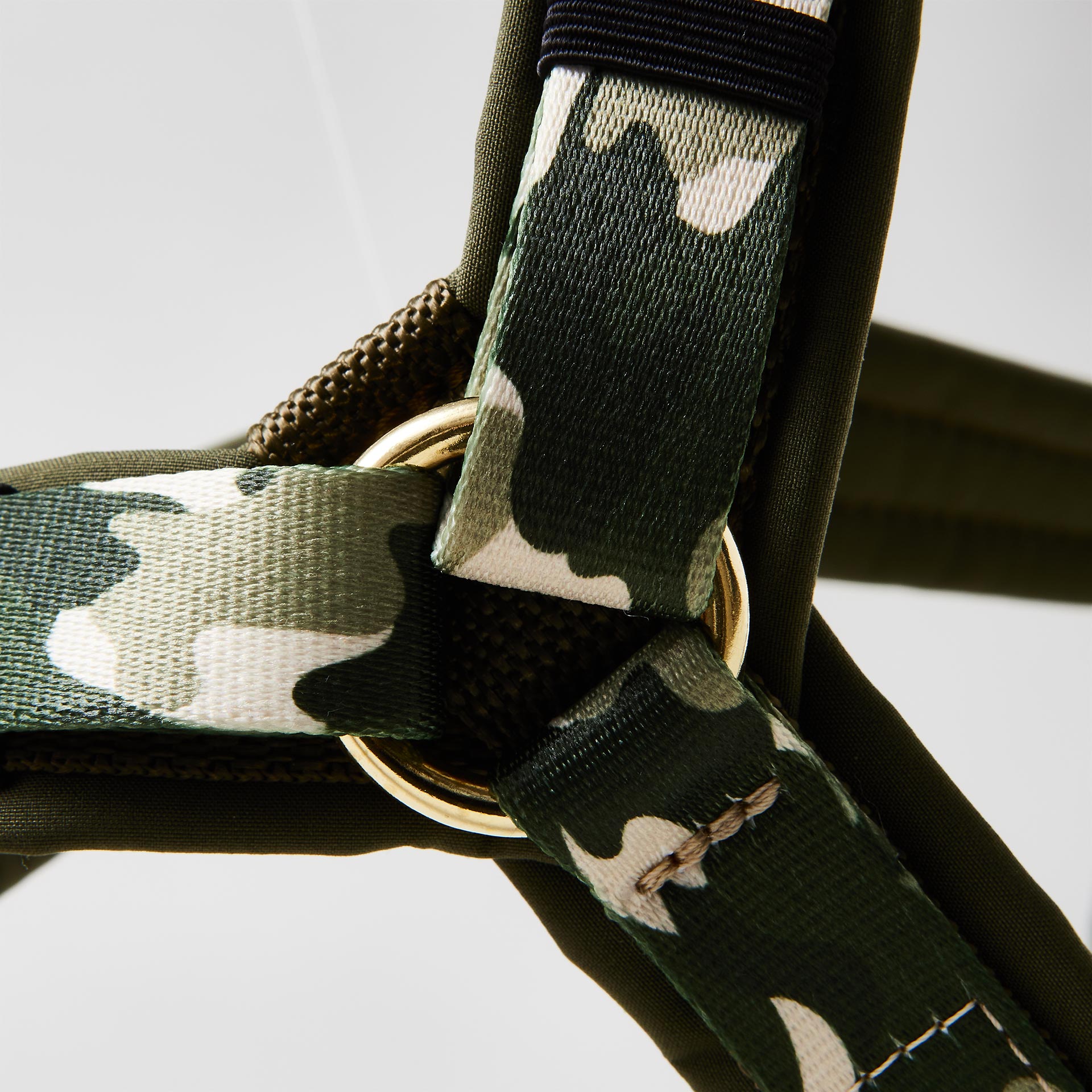 Detail gepolstertes Y-Brustgeschirr im Design „Entdecker“ mit weicher Softshell-Polsterung und Camouflage-Motiv in Grün- und Beigetönen.