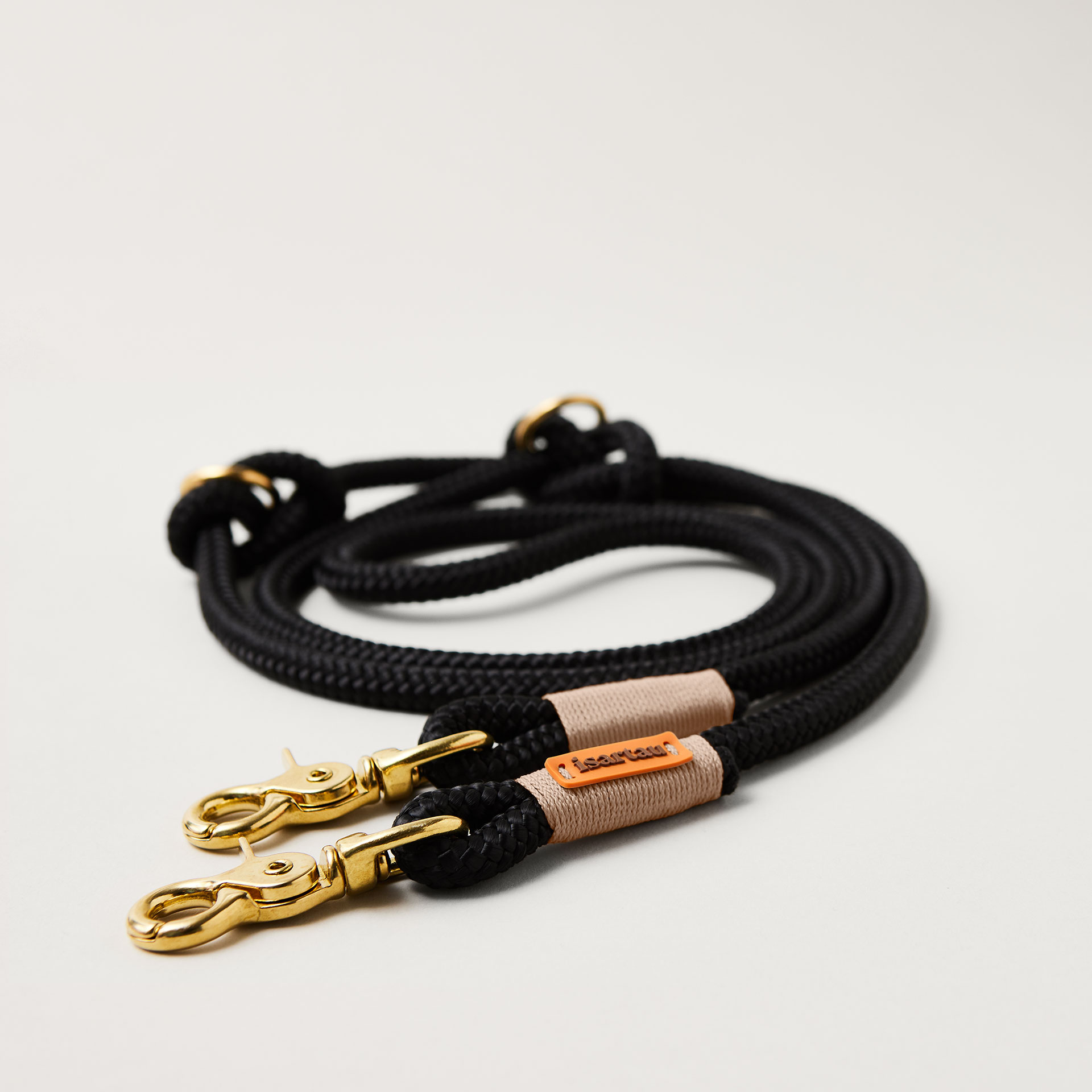 Hundeleine aus Tau Black Mamba Beige 10 mm verstellbar mit goldenen Karabinern flexibel Längenverstellbar über Knoten schwarzes Tau mit beiger Takelung