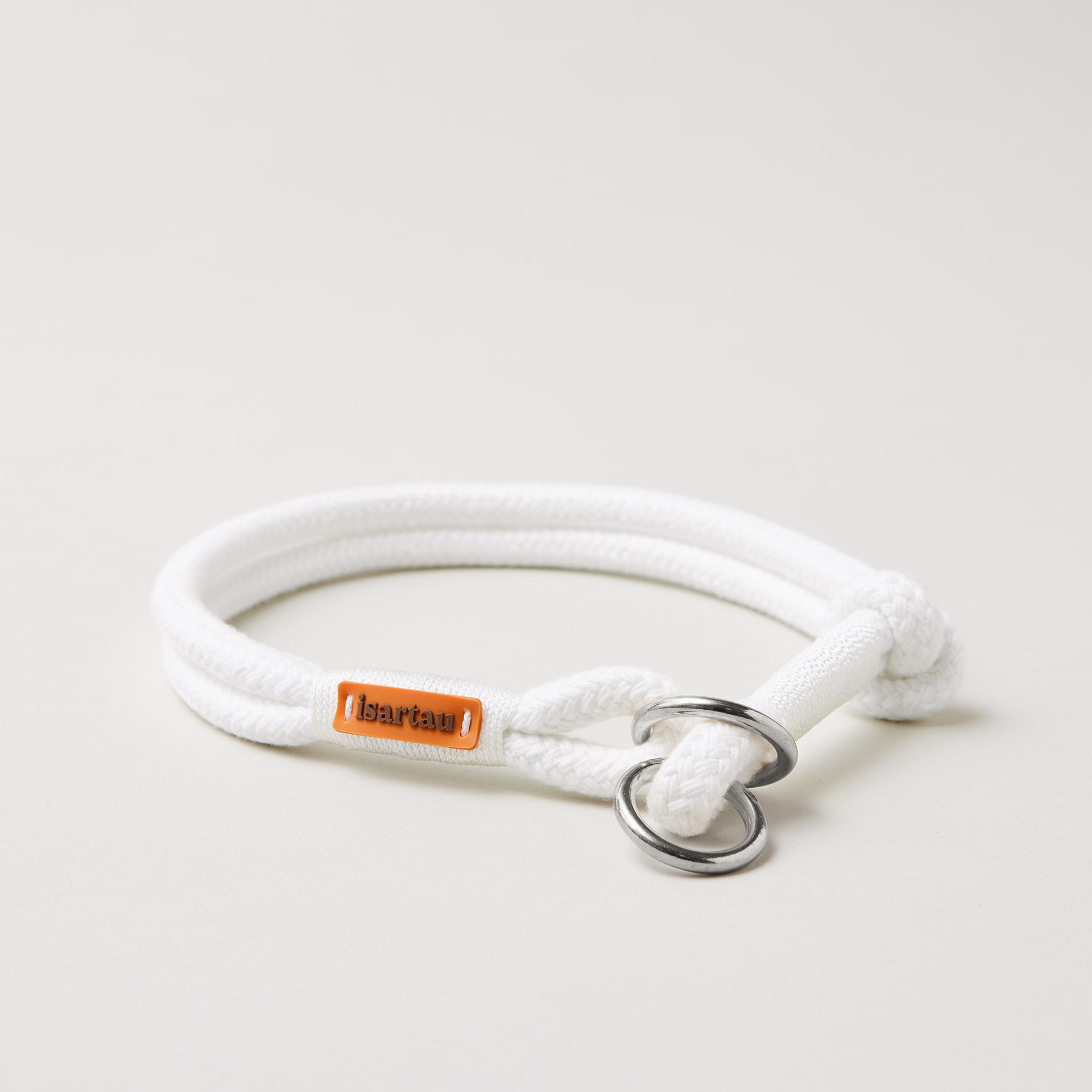 Detail Zugstopp Halsband mit Tauleine Pure Breeze Weiß, weißes Tau mit weißer Takelung Fokus auf Messingringe und Karabiner