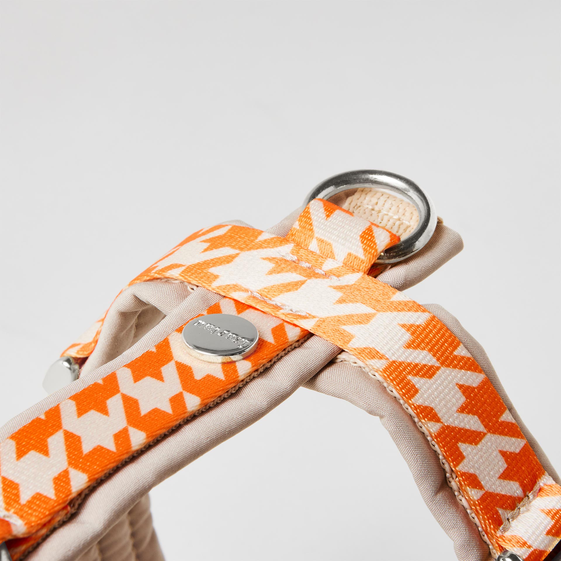 Nahaufnahme verstellbares Hundegeschirr Wandler mit gepolstertem Edelstahl O-Ring zum Einhaken des Karabiners