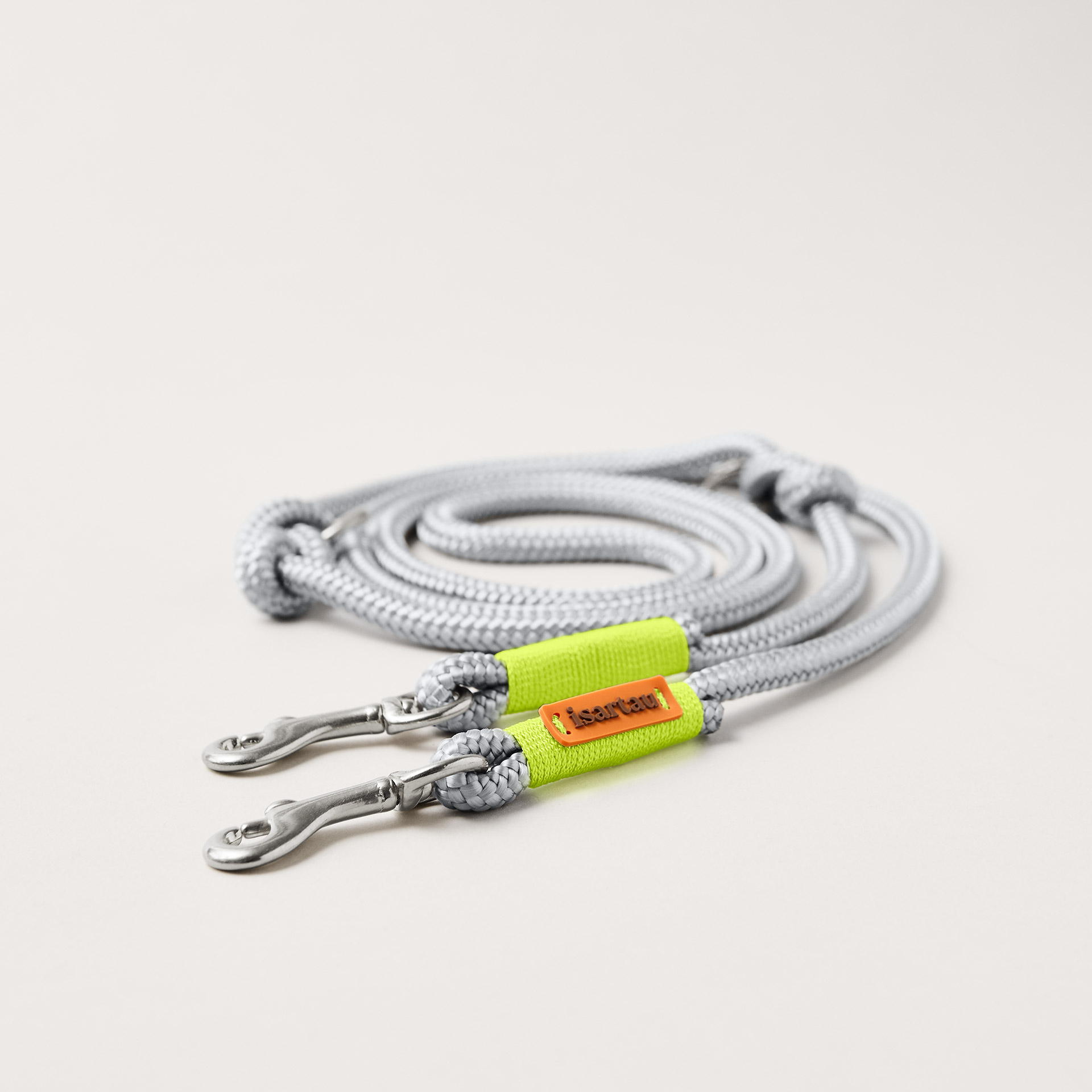 Hundeleine aus Tau Pebble Stone Neongelb 8 mm verstellbar mit silberfarbenen Karabinern, hellgraues Tau mit neongelber Takelung