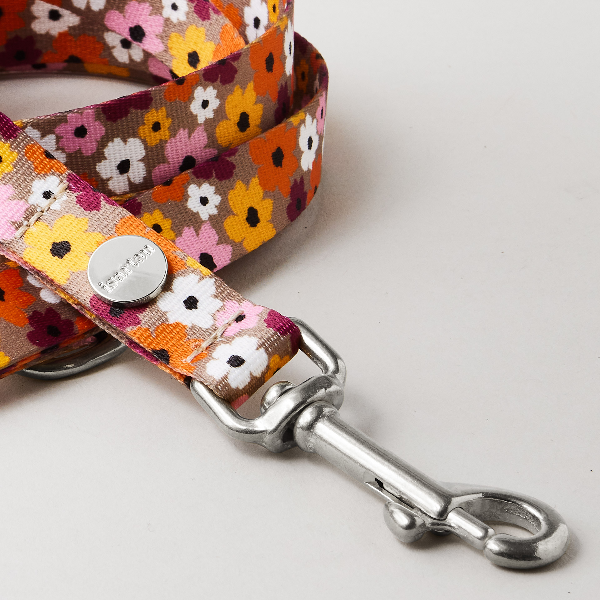 Detail verstellbare Hundeleine „Blumenmeer“, 20 mm breites Gurtband mit Blumenprint, silberfarbener Karabiner.