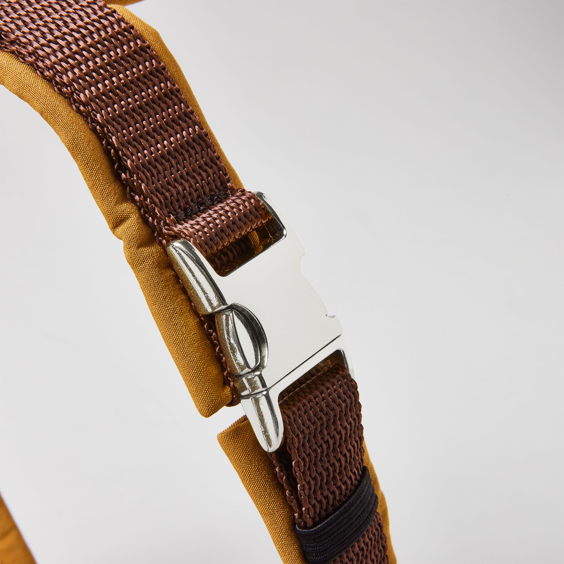 Verstellbare silberfarbene Steckschließe am braunen Bauchgurt des Hundegeschirrs Softie Karamell mit karamellfarbener Softshell-Polsterung