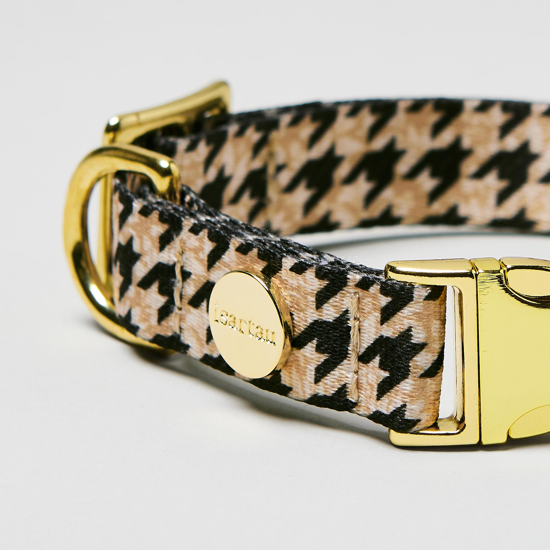 Nahaufnahme verstellbares Welpenhalsband Stadtgeflüster mit Gurtband im Hahnentritt Stil, goldfarbene Schließe