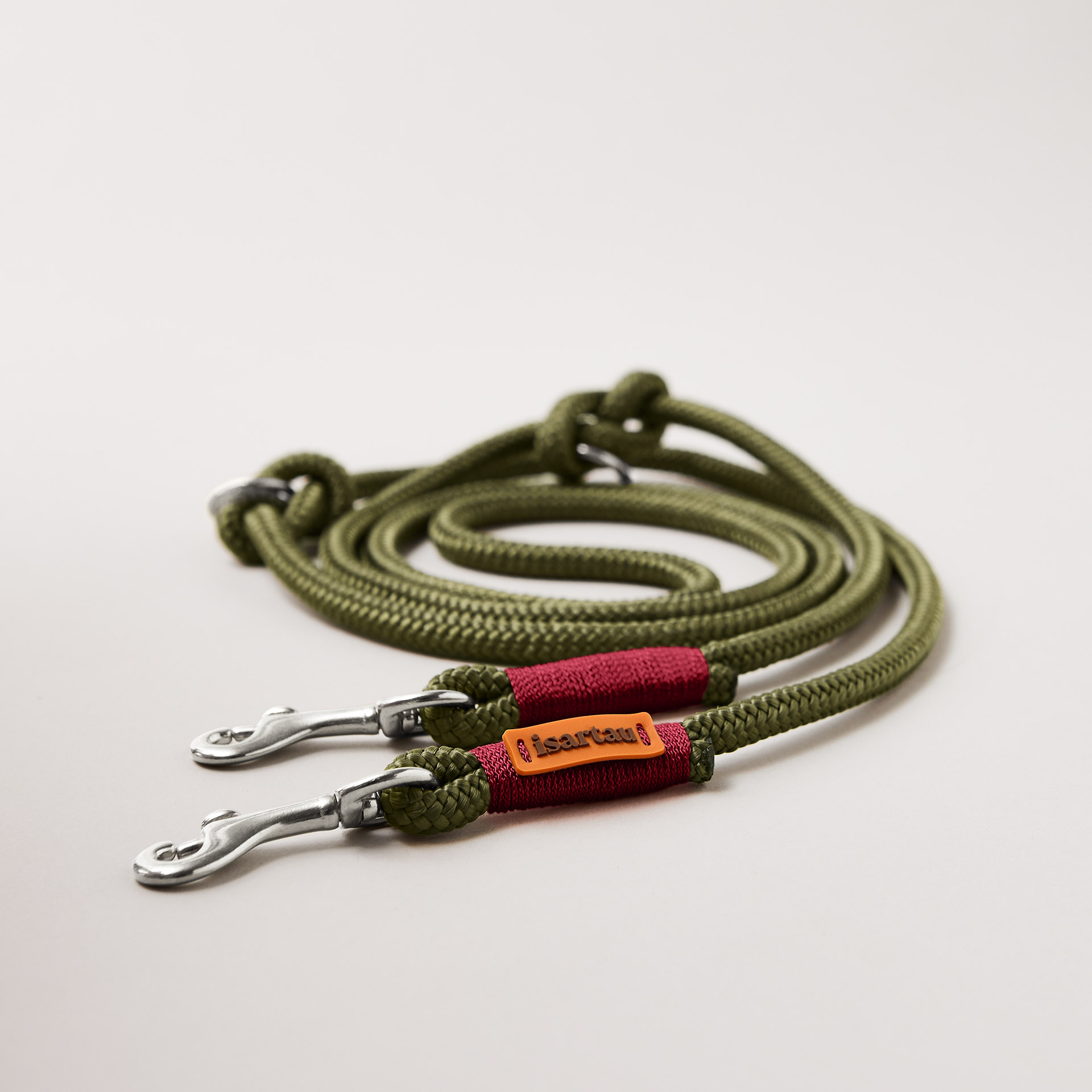 Tauleine Olive Grove Burgunder 8 mm verstellbar mit leichten silberfarbenen Karabinern, olivfarbenes Tau mit weinroter Takelung, Längenverstellbar