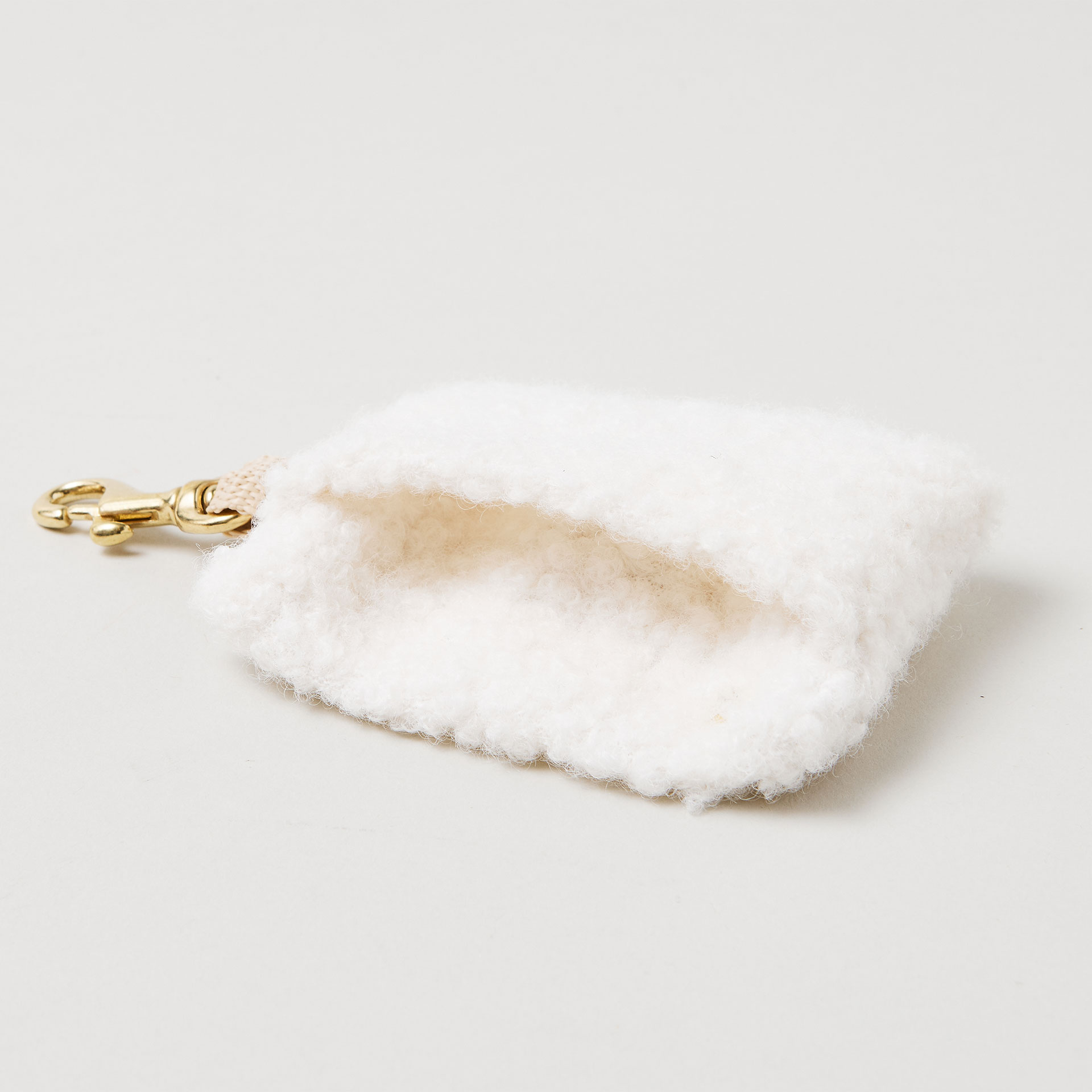 Detail Kotbeutelspender Wooly, Öffnung für Kotbeutel