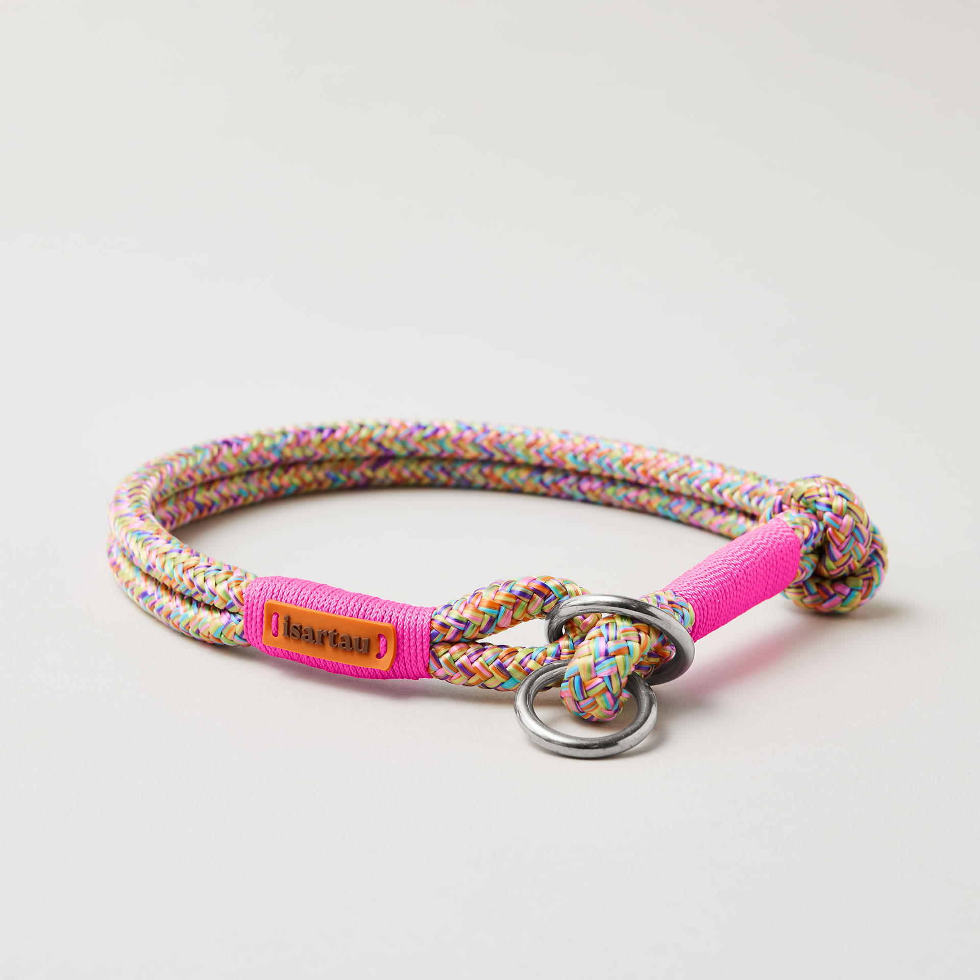 Detail Zugstopp Halsband mit Tauleine Easy Summer Neonpink, buntes Tau mit neonpinker Takelung Fokus auf Messingringe und Karabiner