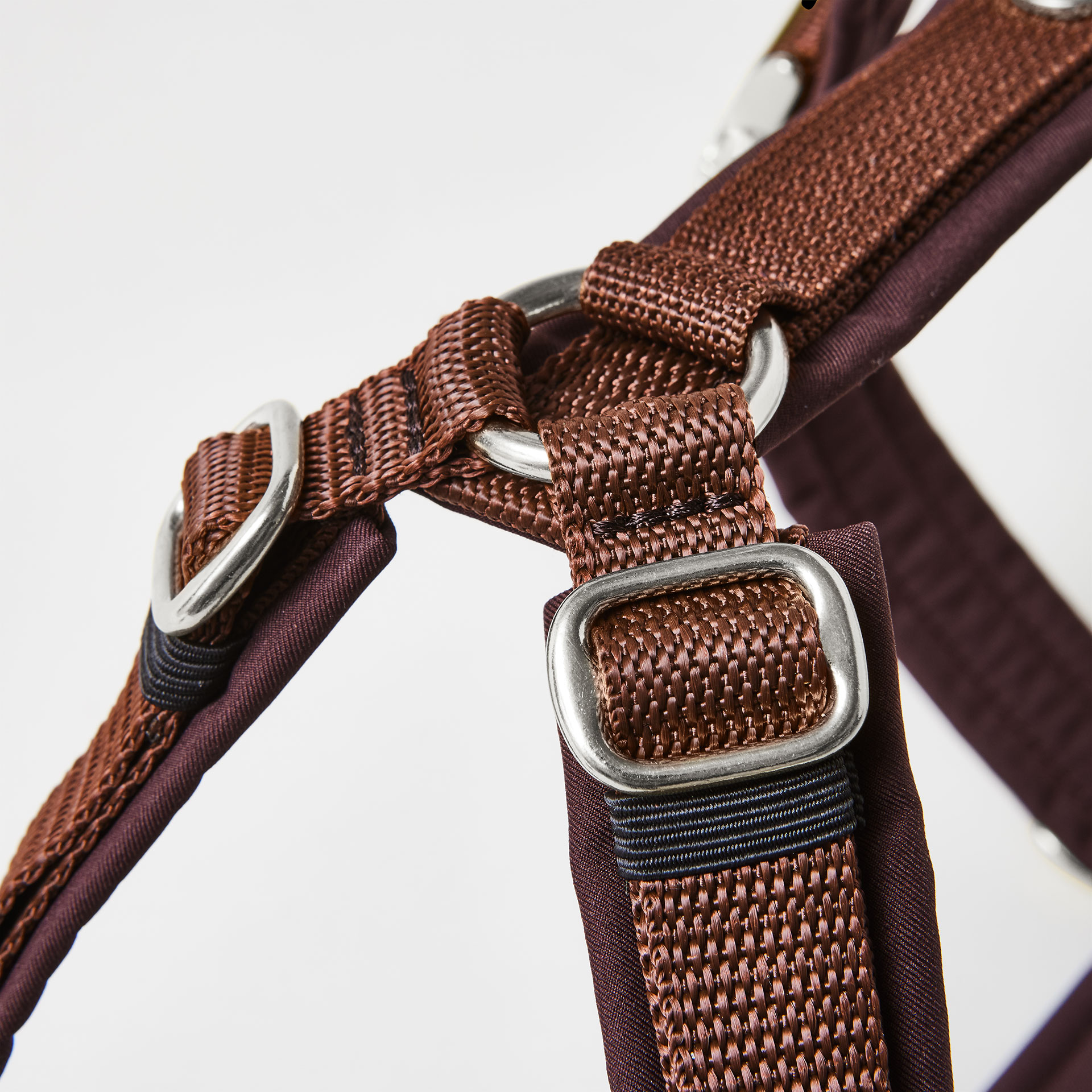 Silberfarbene verstellbare Schieber im Schulterbereich des dunkelbraunen Hundegeschirrs