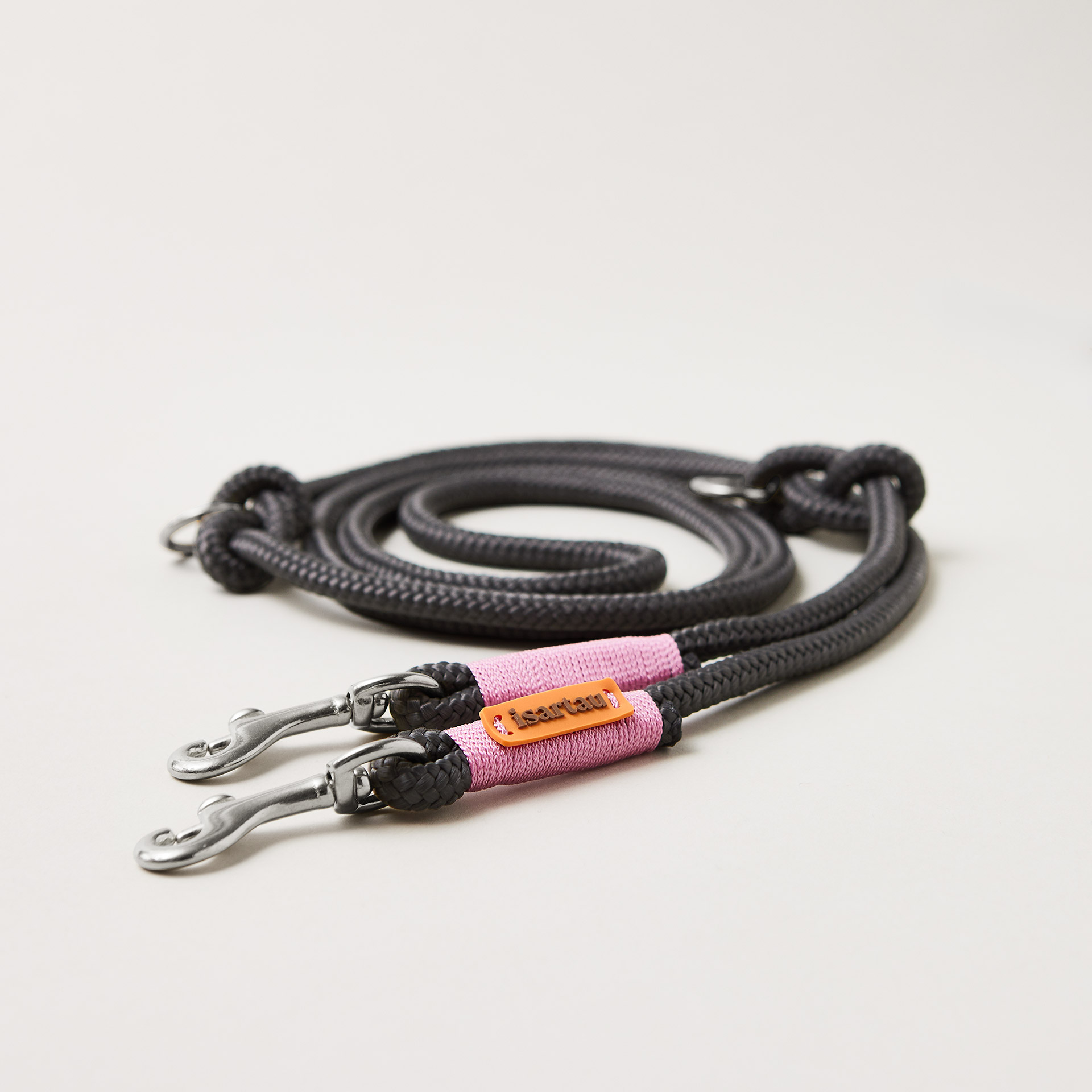 Hundeleine aus Tau Heavens Rock Rose 8 mm verstellbar mit leichten silberfarbenen Karabinern, dunkelgraues Tau mit rosafarbener Takelung, flexibel Längenverstellbar über Knoten