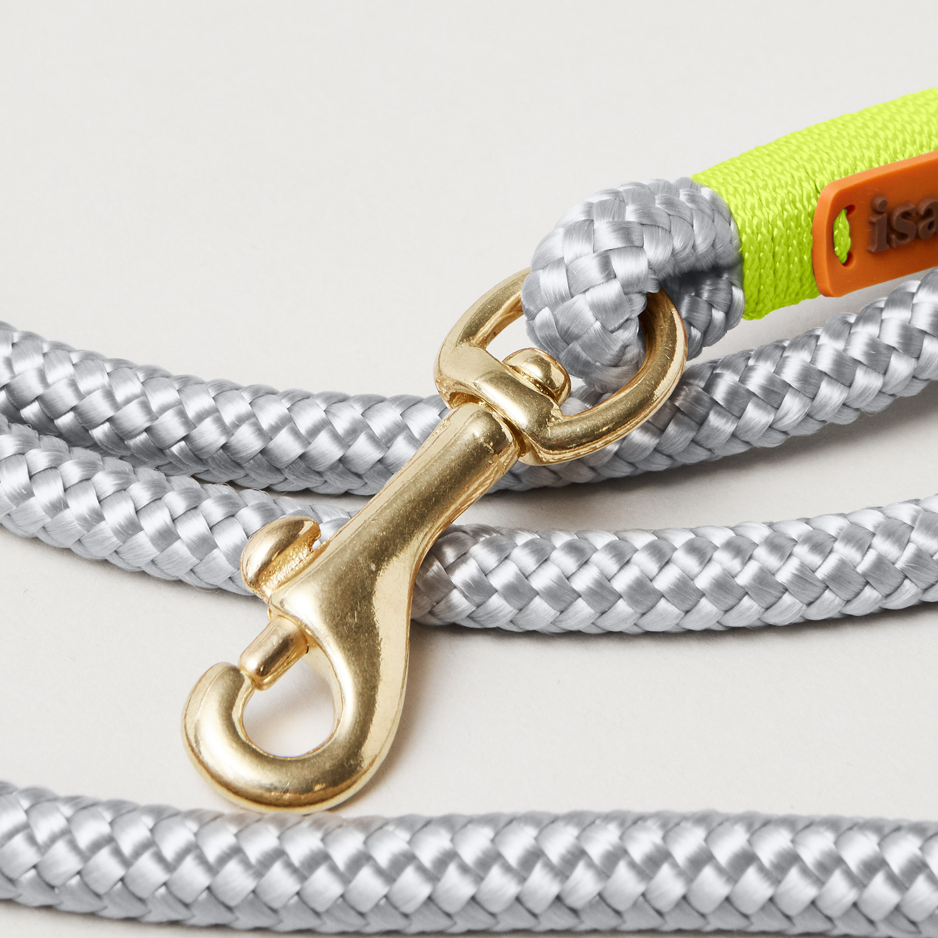 Detail Hundeleine Pebble Stone Neongelb, hellgraues Tau mit neongelber Takelung, Fokus auf Karabiner