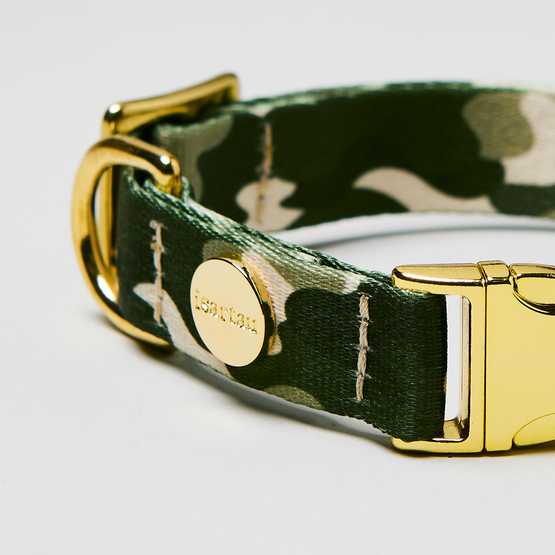 Nahaufnahme verstellbares Welpenhalsband „Entdecker“ mit Gurtband im Camouflage-Stil und goldfarbener Schließe.