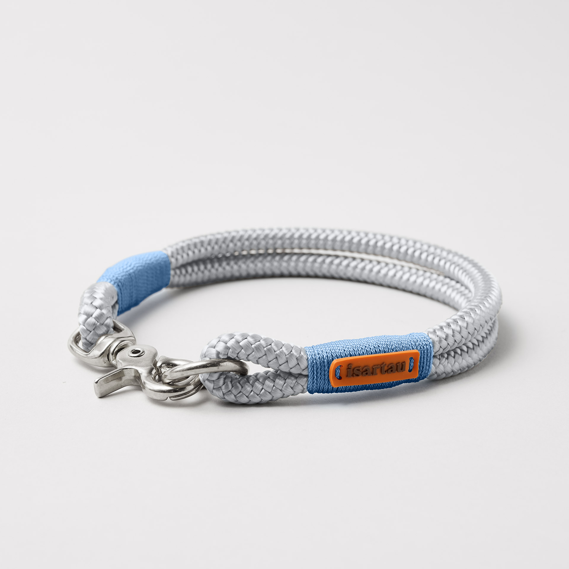 Hundehalsband aus Tau in der Farbe Pebble Stone Hellblau, 10 mm mit silberfarbenen Beschlägen, hellgraues Tau mit hellblauer Takelung