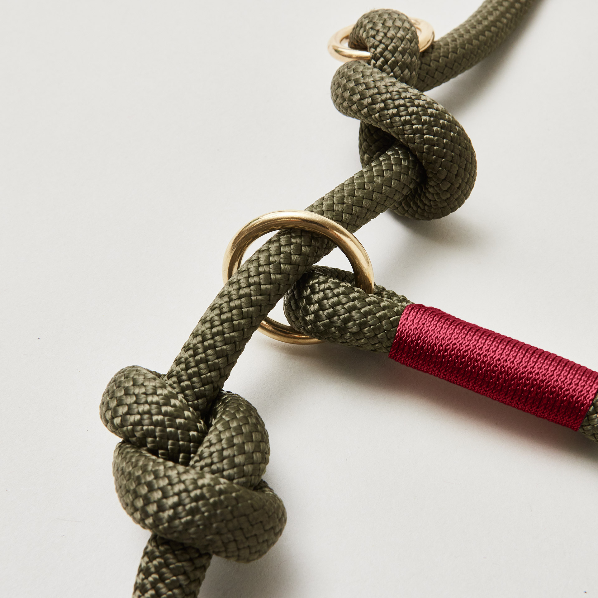 Detail Retrieverleine Olive Grove Burgunder mit verstellbaren Knoten für Hals- und Kopfumfang, Messing-Karabiner, olivfarbenes Kletterseil mit weinroter Takelung