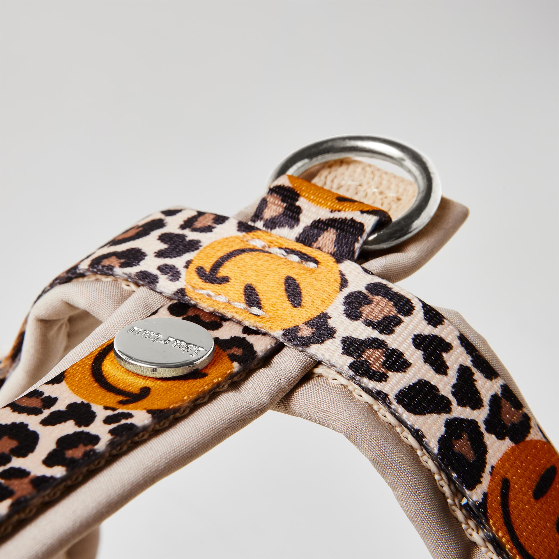 Detail gepolstertes Hundegeschirr Leo mit Smiley mit gepolstertem silbernem O-Ring zum Einhaken des Karabiners