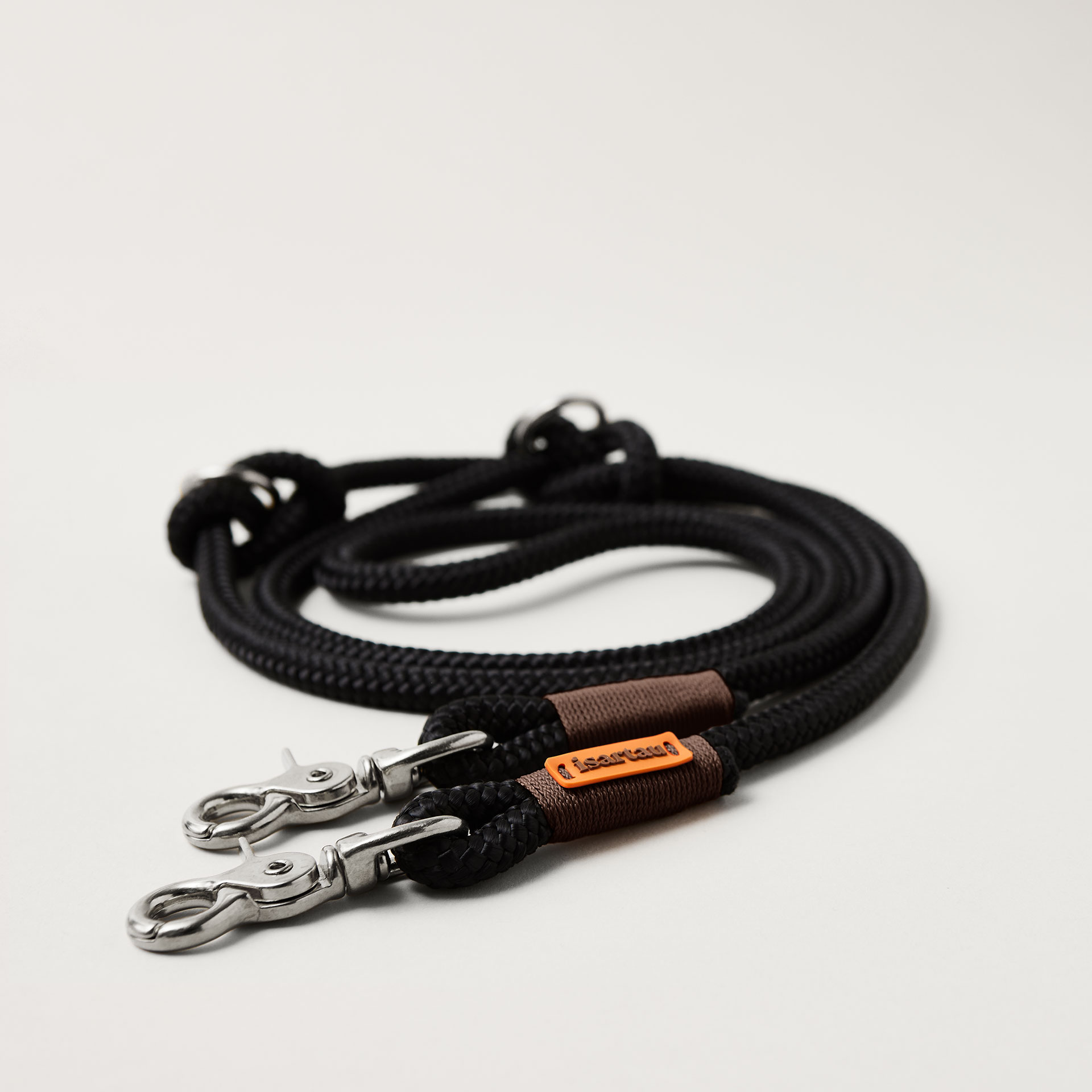 Hundeleine aus Tau Black Mamba Dunkelbraun 10 mm verstellbar mit silberfarbenen Karabinern, schwarzes Tau mit dunkelbrauner Takelung, Längenverstellbar über Knoten