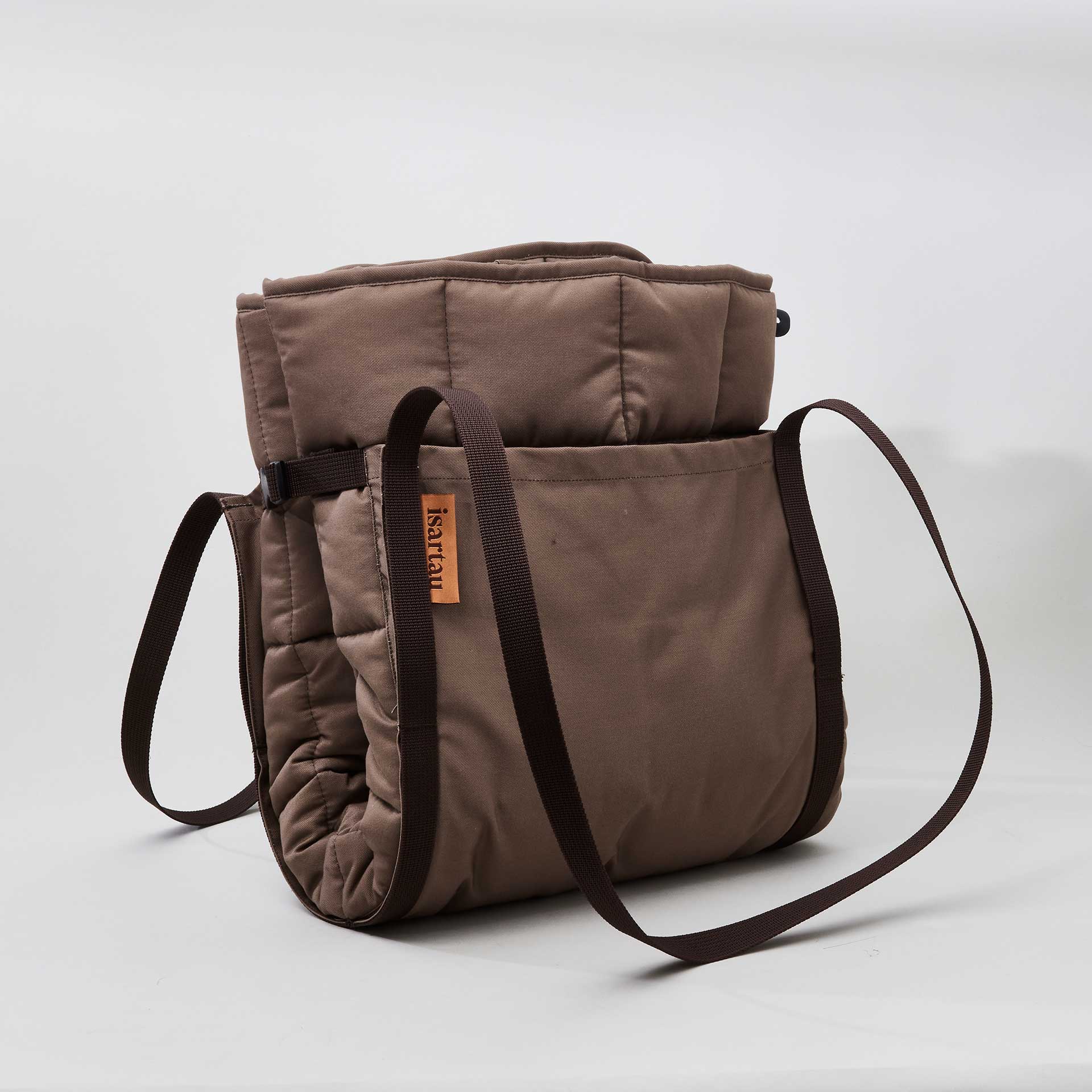 Beige Hunde Reisedecke POCKET, mit braunem Tragegurt zum Umhängen und extra Fach für Utensilien, Tasche und Decke in Einem