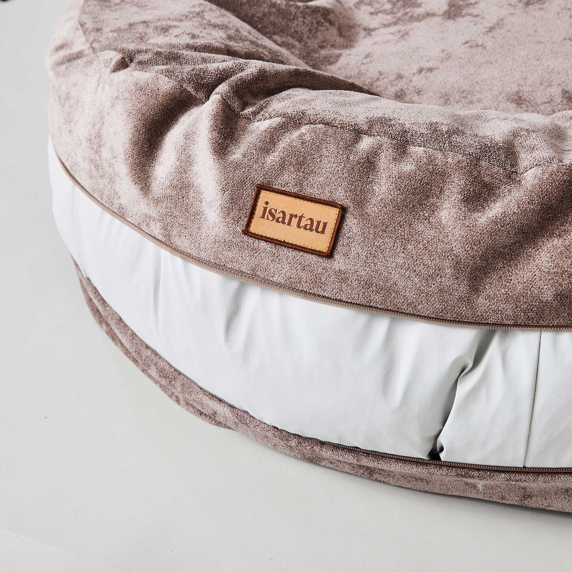 Leicht geöffneter Außenbezug mit Sicht auf den abwischbaren, wasserdichten Innenbezug, Hightechmaterial