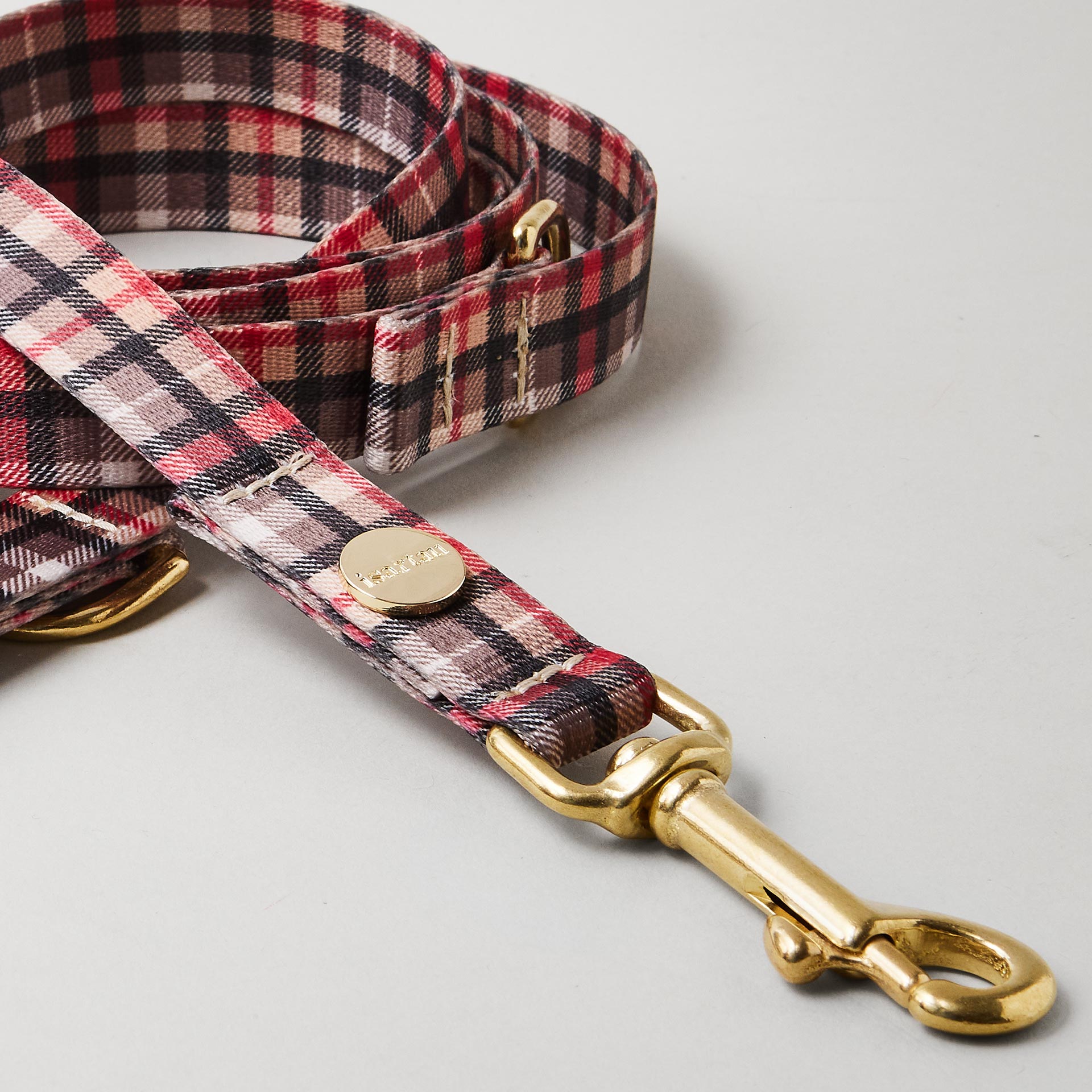 Detail verstellbare Hundeleine „Flaneur“, 20 mm breites Gurtband mit Karomuster, goldfarbene Messingkarabiner.