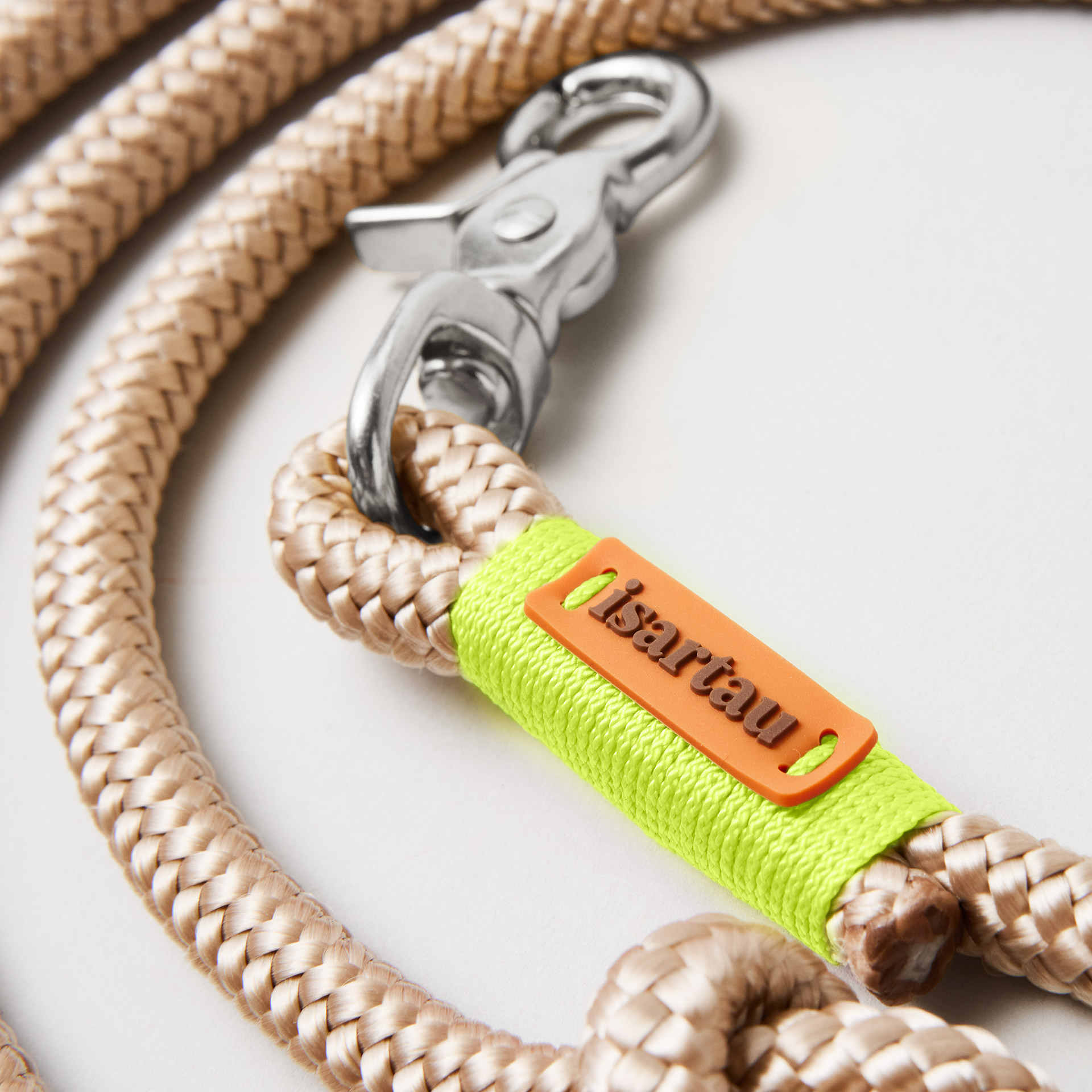 isartau Logo an Tauleine Wood Owl Neongelb