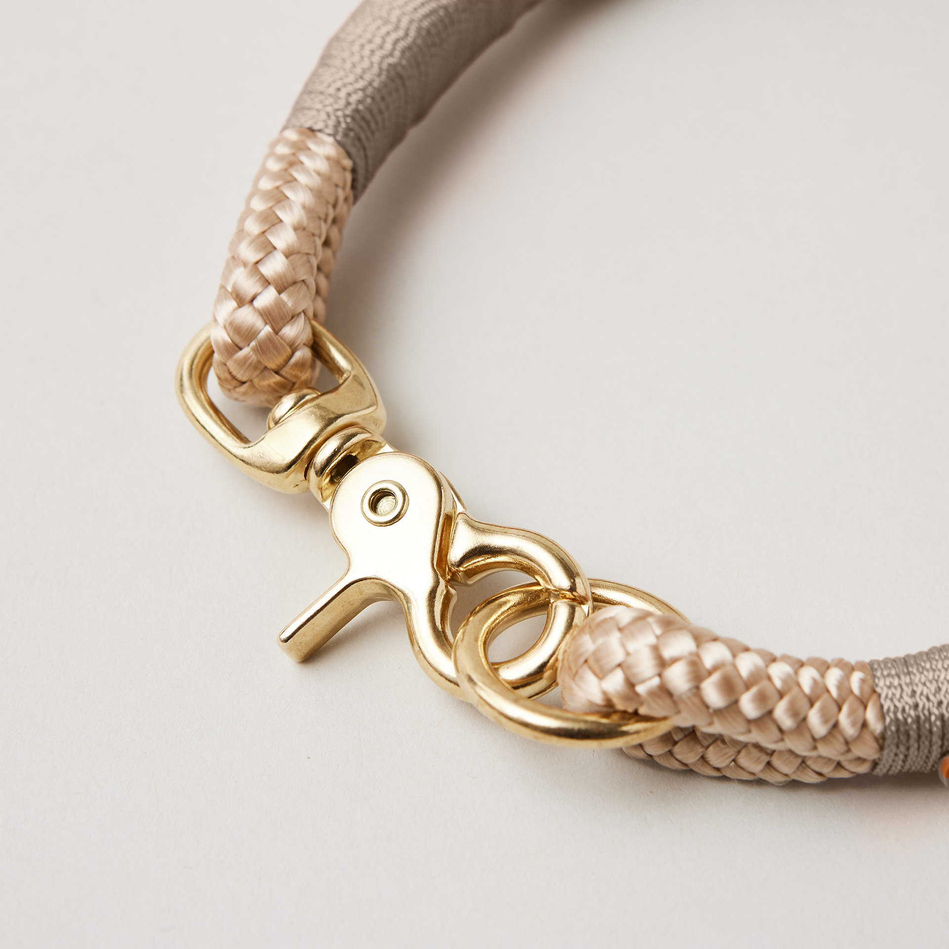 Tauhalsband Verschluss Ring und Scherenkarabiner am Modell Wood Owl Sand mit Messing-Beschlägen, beiges Tau mit sandfarbener Takelung