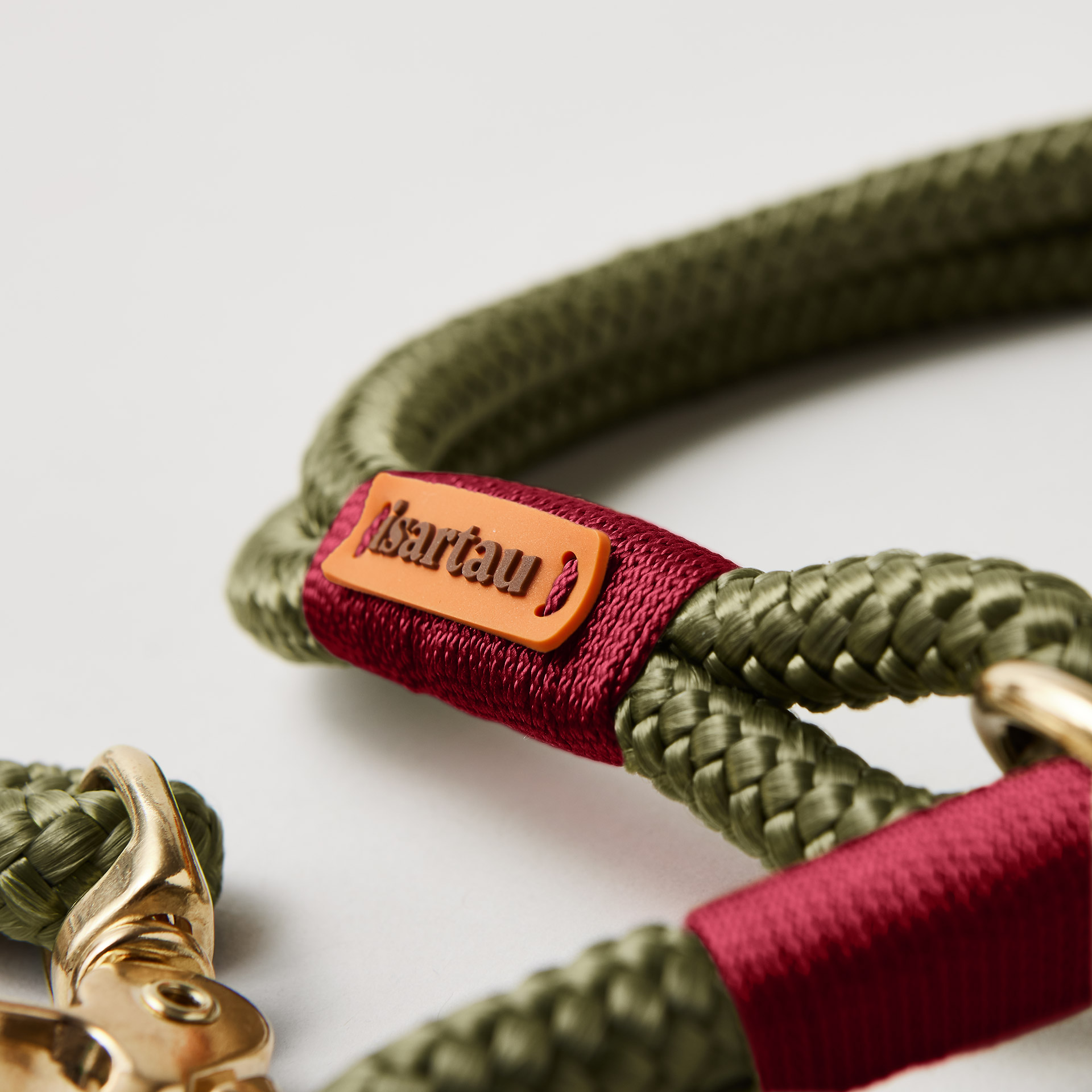 Detail Tauhalsband Zugstopp Olive Grove Burgunder mit Messing-Beschlägen, olivfarbenes Softtau mit burgunderfarbener Takelung