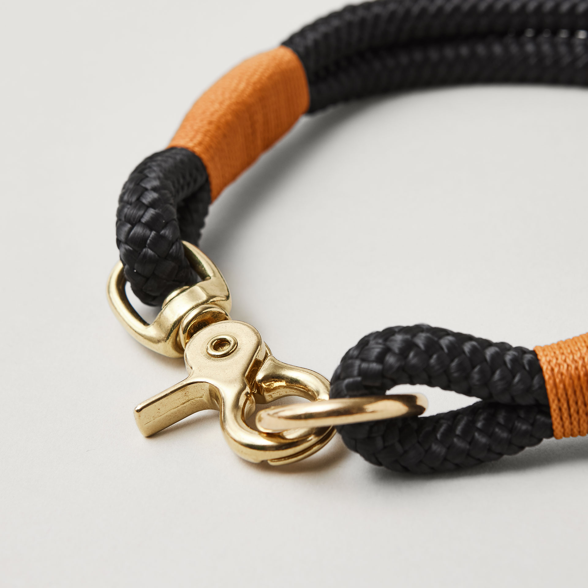 Detail Ring und Karabiner am Modell Feste Halsung, Farbe Black Mamba Rost Orange mit Messing-Beschlägen, schwarzes Tau mit rost-oranger Takelung