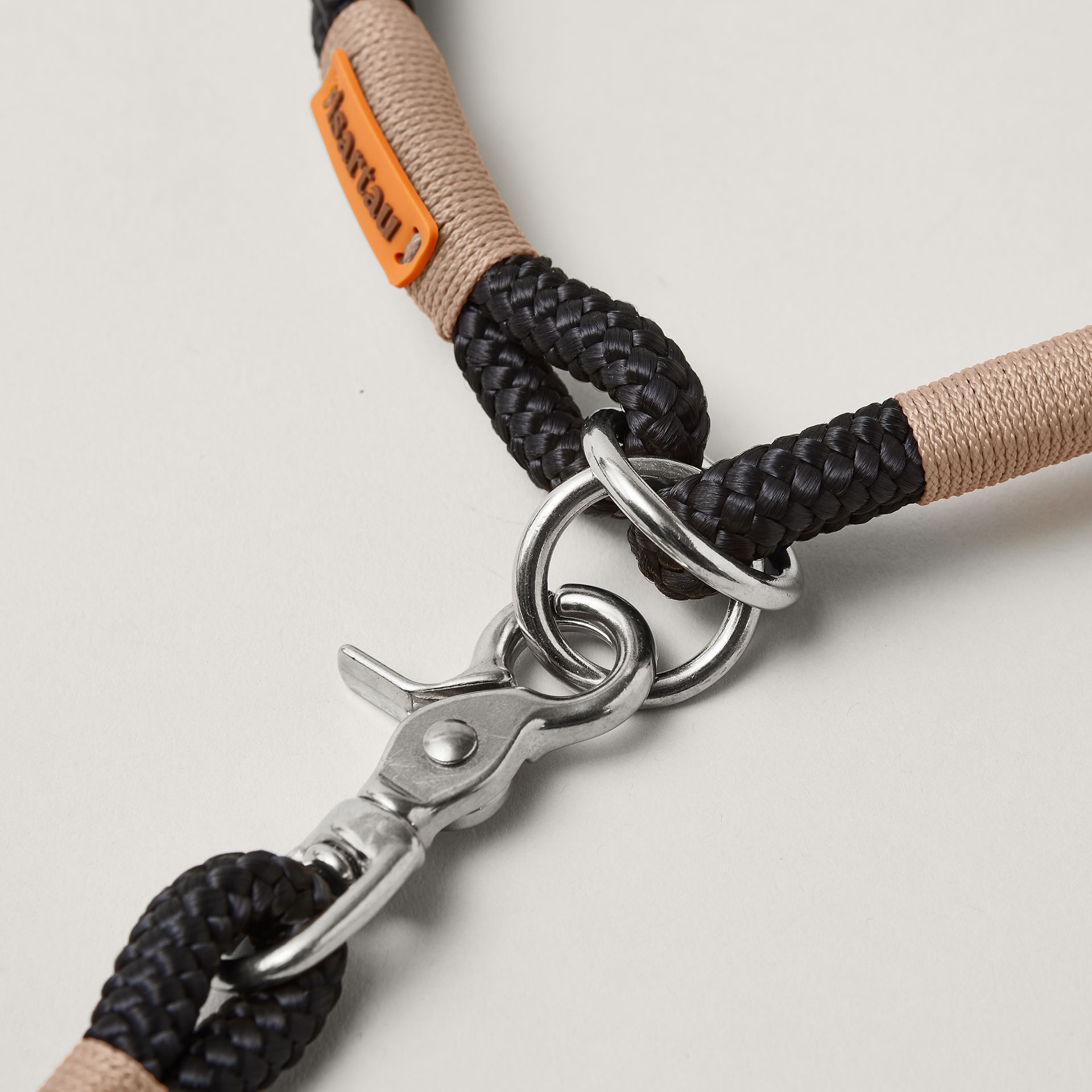 Detail Tauhalsband Zugstopp Black Mamba Beige silberne Beschläge schwarzes Tau mit beiger Takelung