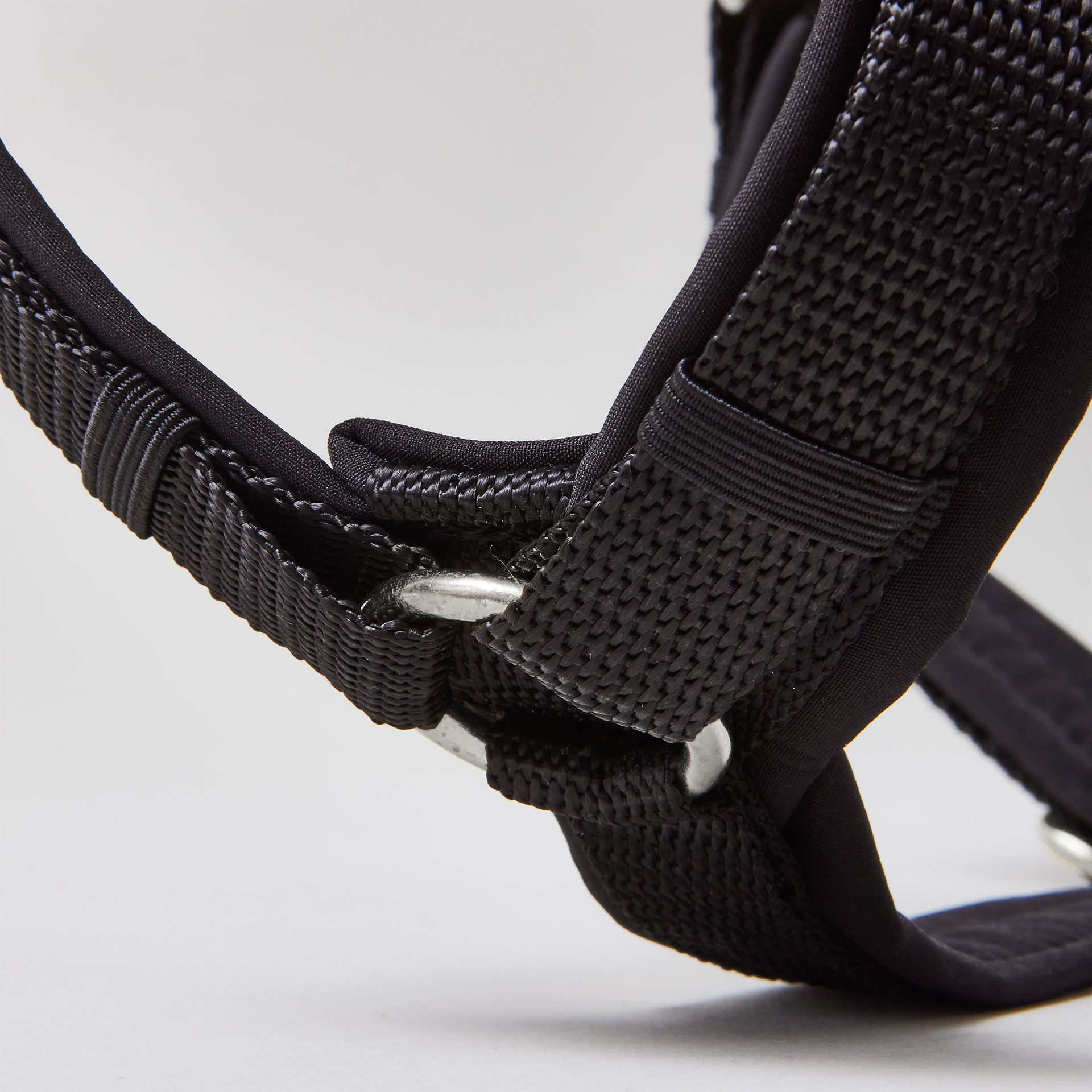 Gepolstertes schwarzes Hundegeschirr in Y-Form in Schwarz mit silberfarbenen Beschlägen