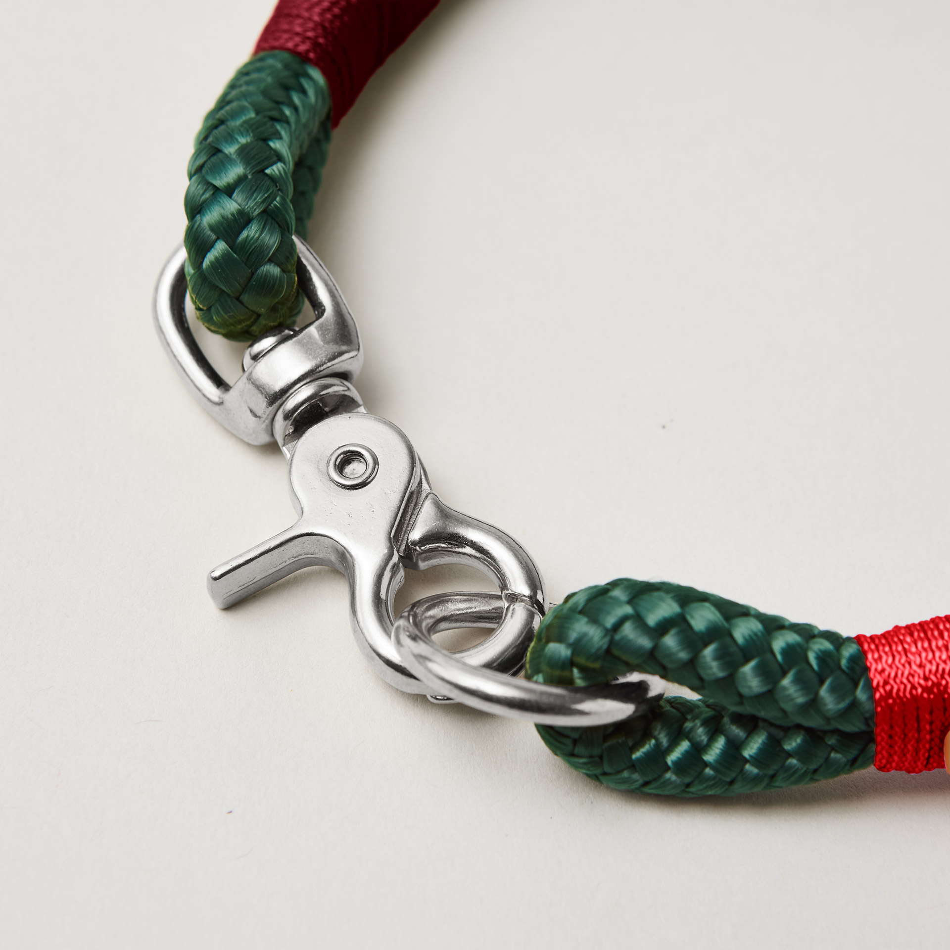 Detail silberfarbener Ring und Karabiner am Modell Feste Halsung, Farbe Evergreen Rot Burgunder, dunkelgrünes Tau mit roter und burgunderfarbener Takelung