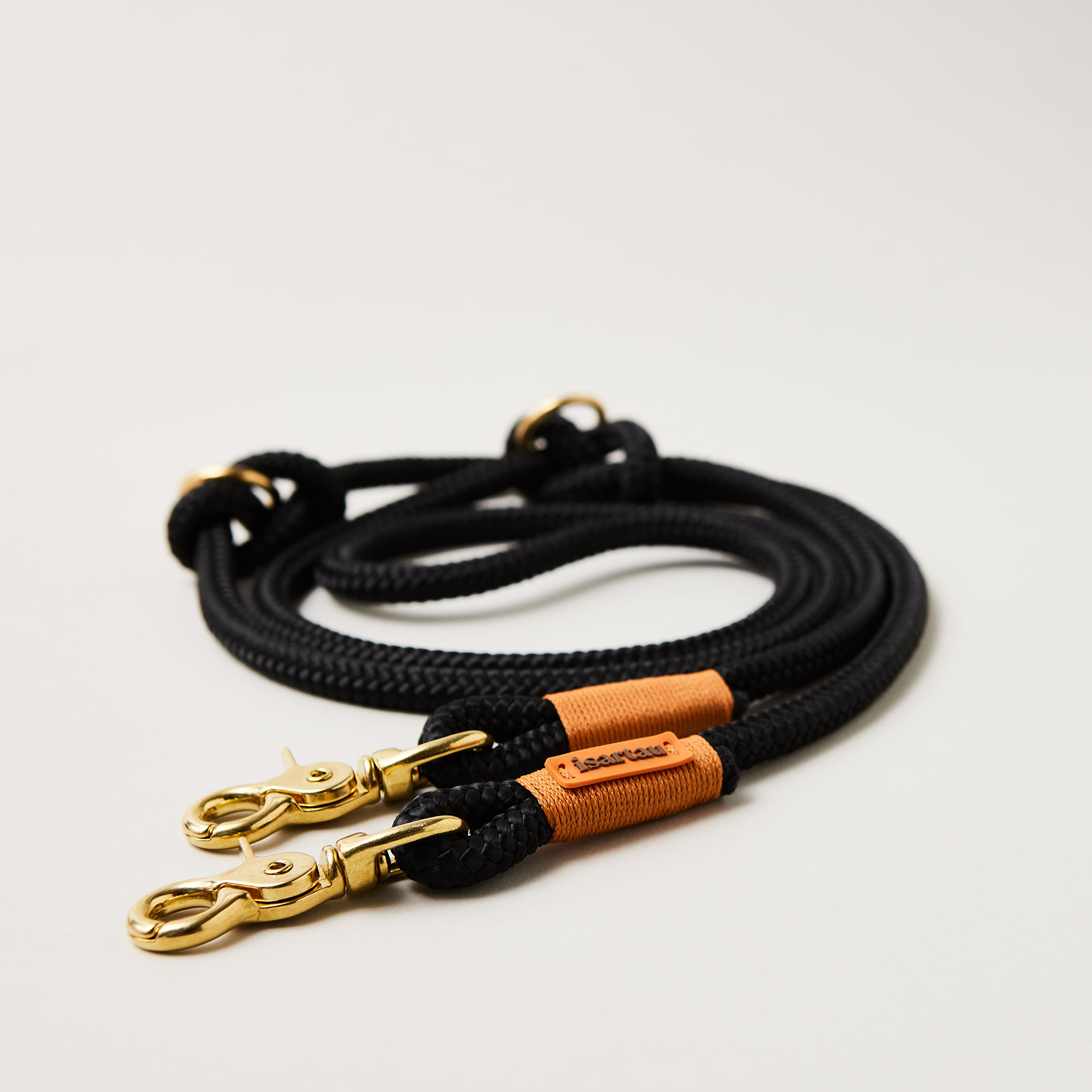 Hundeleine aus Tau Black Mamba Rost Orange 10 mm verstellbar mit Messing-Karabinern, schwarzes Tau mit rost-oranger Takelung, Längenverstellbar über Knoten