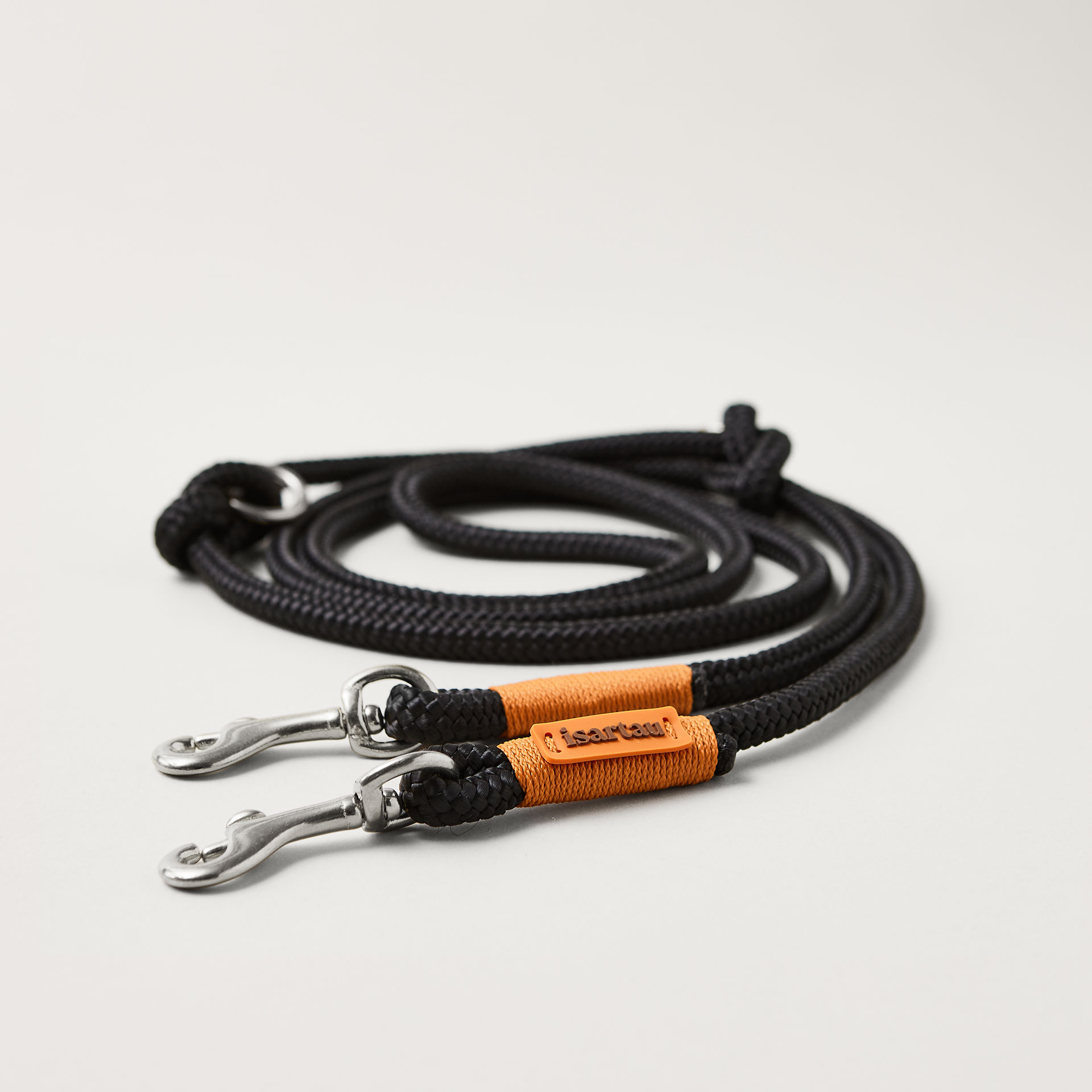 Hundeleine aus Tau Black Mamba Rost Orange 8 mm verstellbar mit leichten silberfarbenen Bolzenkarabiner, schwarzes Tau mit rost-oranger Takelung, Längenverstellbar über Knoten