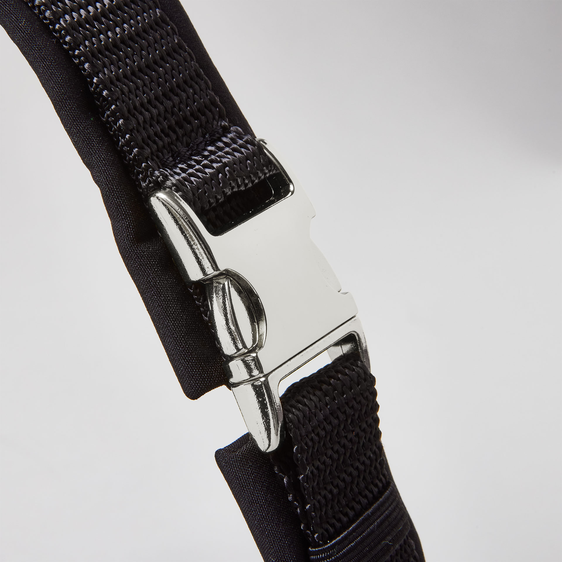 Verstellbare silberfarbene Steckschließe am Bauchgurt, schwarzes Hundegeschirr