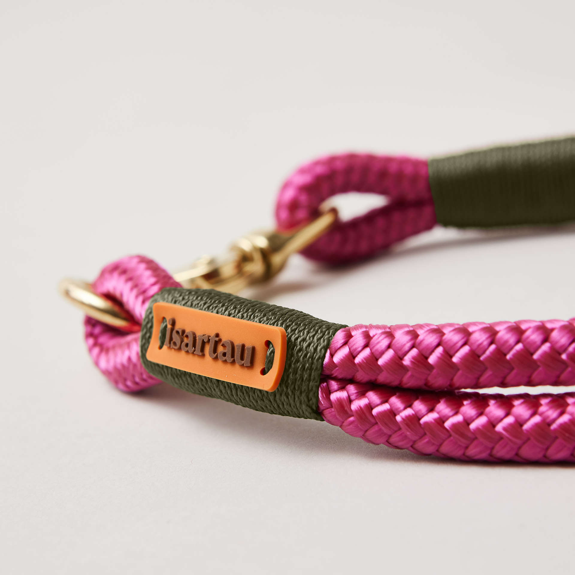 isartau Logo auf olivfarbener Takel und magentafarbenem Tau, Softtau Viva Magenta OLIV mit Messing-Beschlägen