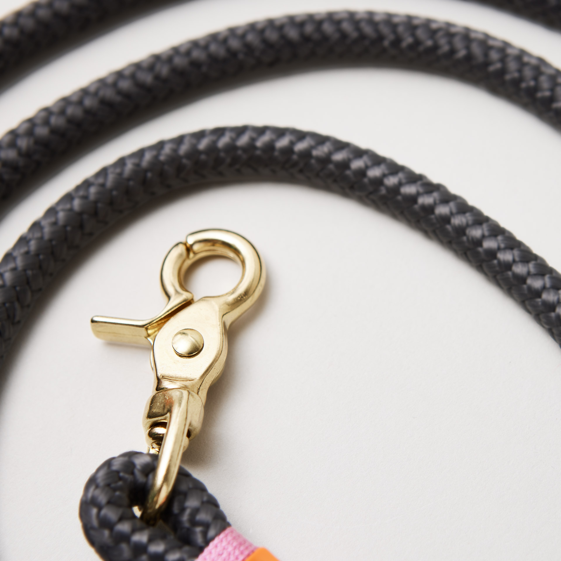 Detail Hundeleine Heavens Rock, dunkelgraues Tau mit rosafarbener Takelung, Fokus auf Messing Karabiner