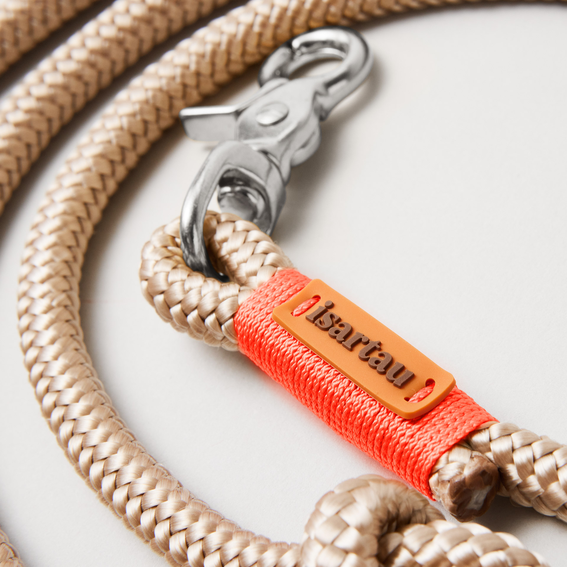 Detail Neonorange Takelung auf beigem Tau Wood Owl Neonorange