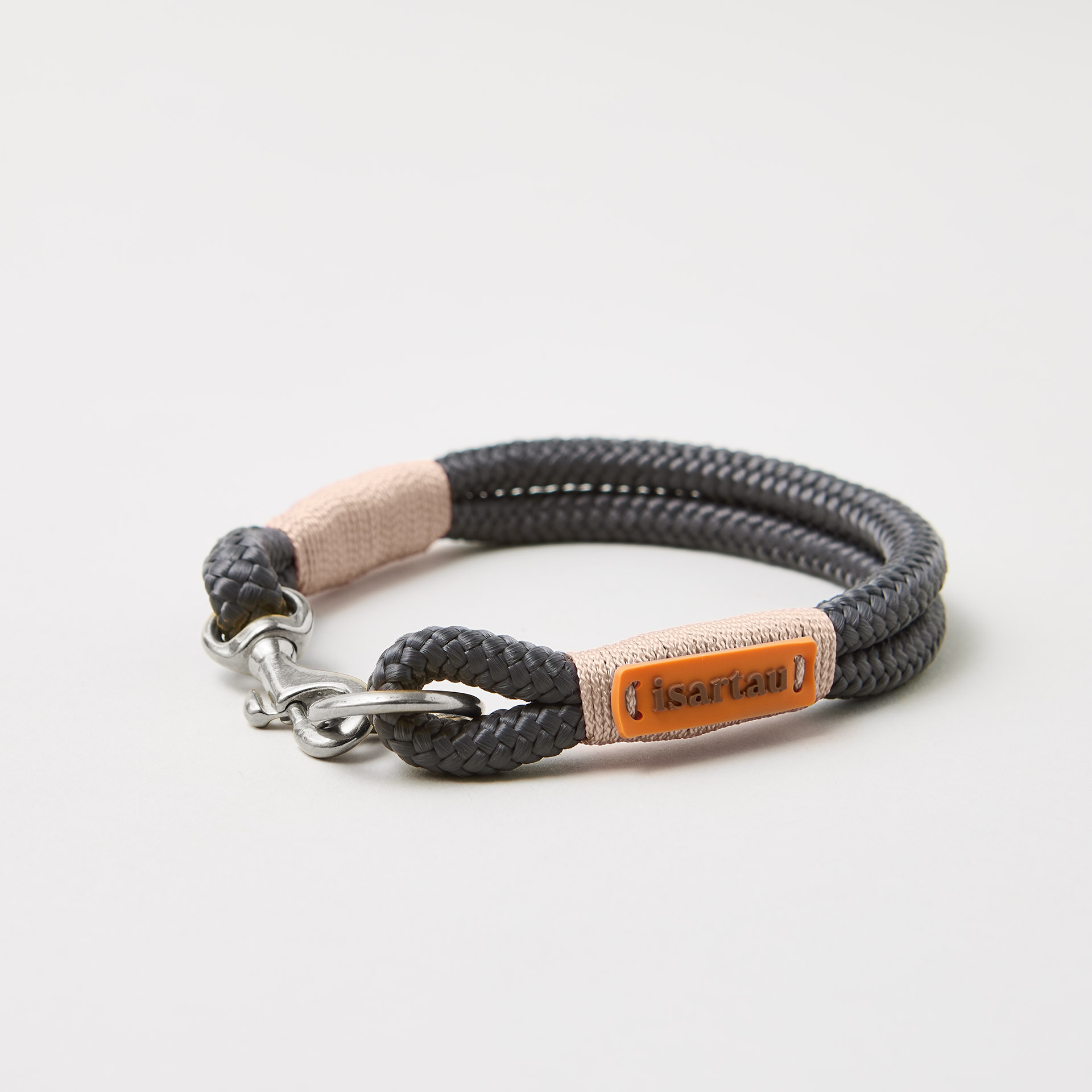 Tauhalsband Feste Halsung Heavens Rock 8 mm, silberfarbene Beschläge, dunkelgraues Tau mit beiger Takelung