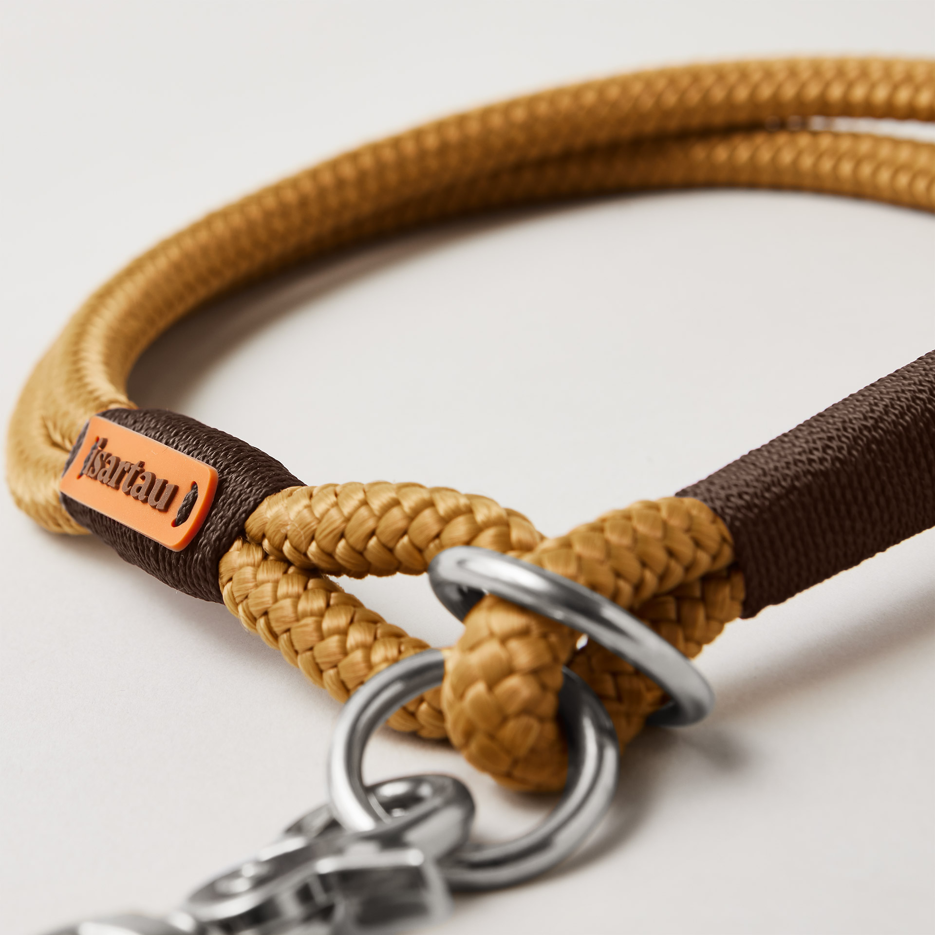 Detail Zugstopp Hundehalsband Sweet Toffee Dunkelbraun Silberne O-Ringe, karamellfarbenes Tau mit dunkelbrauner Takelung