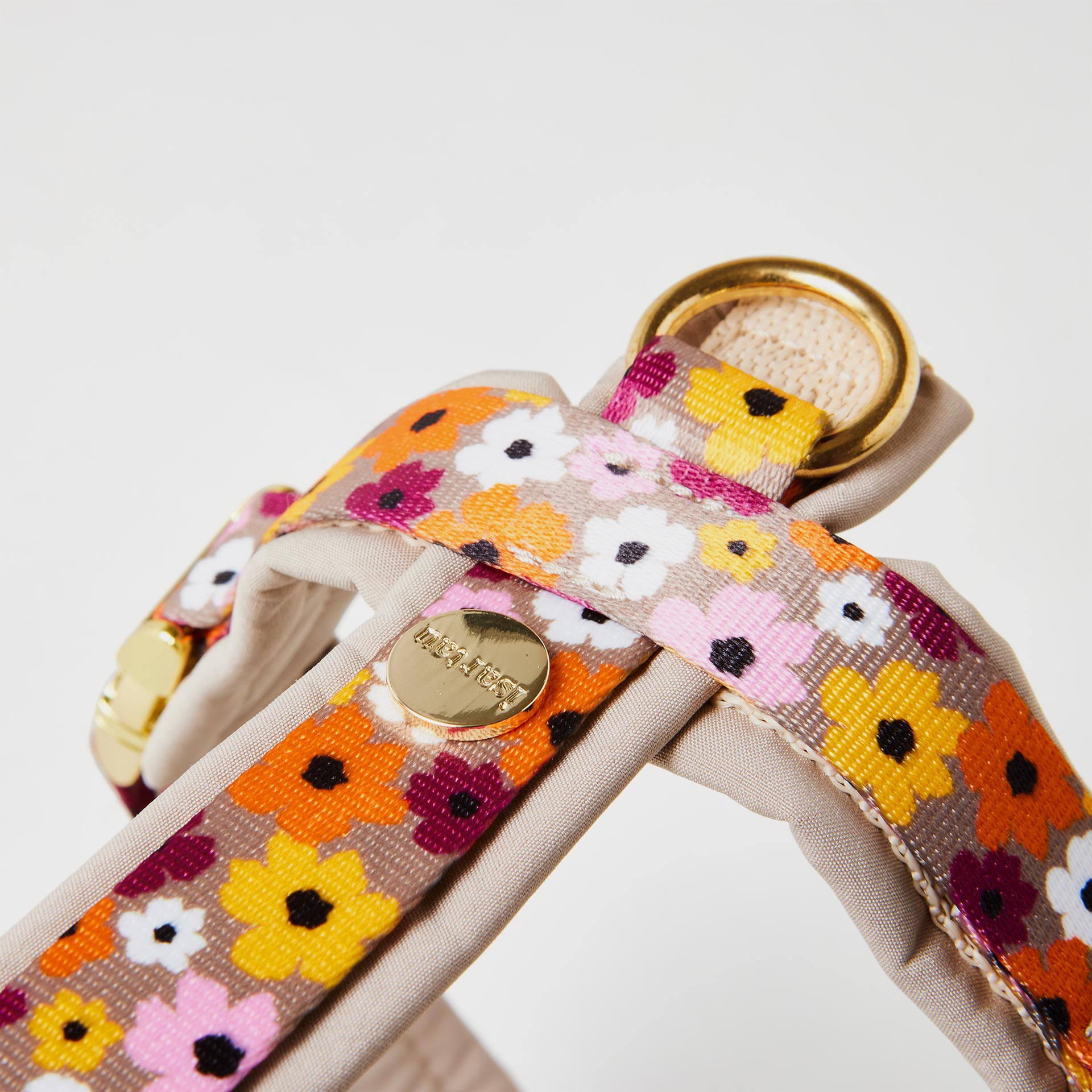 Extra gepolsterter O-Ring zum Einhaken des Karabiners am gepolsterten Y-Hundegeschirr „Blumenmeer“ mit goldfarbenen Beschlägen und romantischem Blumenmotiv.